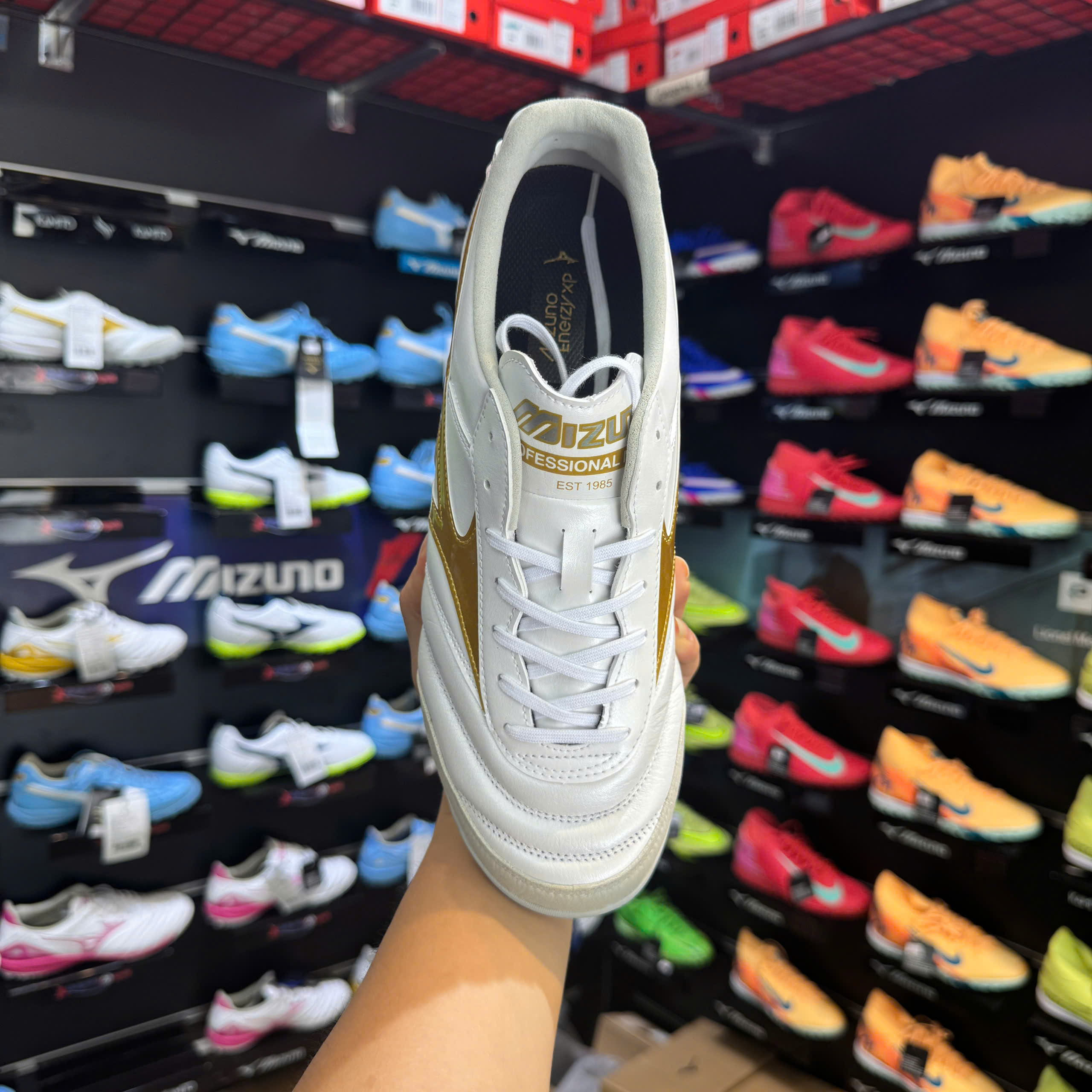 Mizuno Morelia Sala Elite AS TF Trắng Vàng - White/Gold Q1GB261250