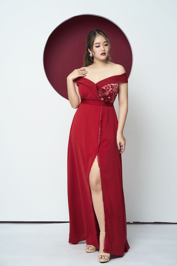Đầm dạ hội xếp ly nhúng bèo lệch vai xẻ tà đỏ đen tuyệt đẹp