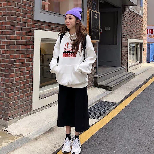 Váy dài đen mặc với áo hoodie