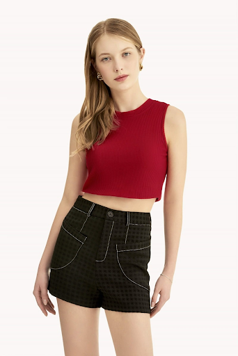 cach-ket-hop-ao-croptop-ba-lo-voi-quan-short