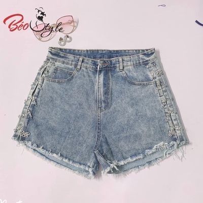 Quần short jean suông, không ôm sát chân để trông đôi chân gọn gàng hơn