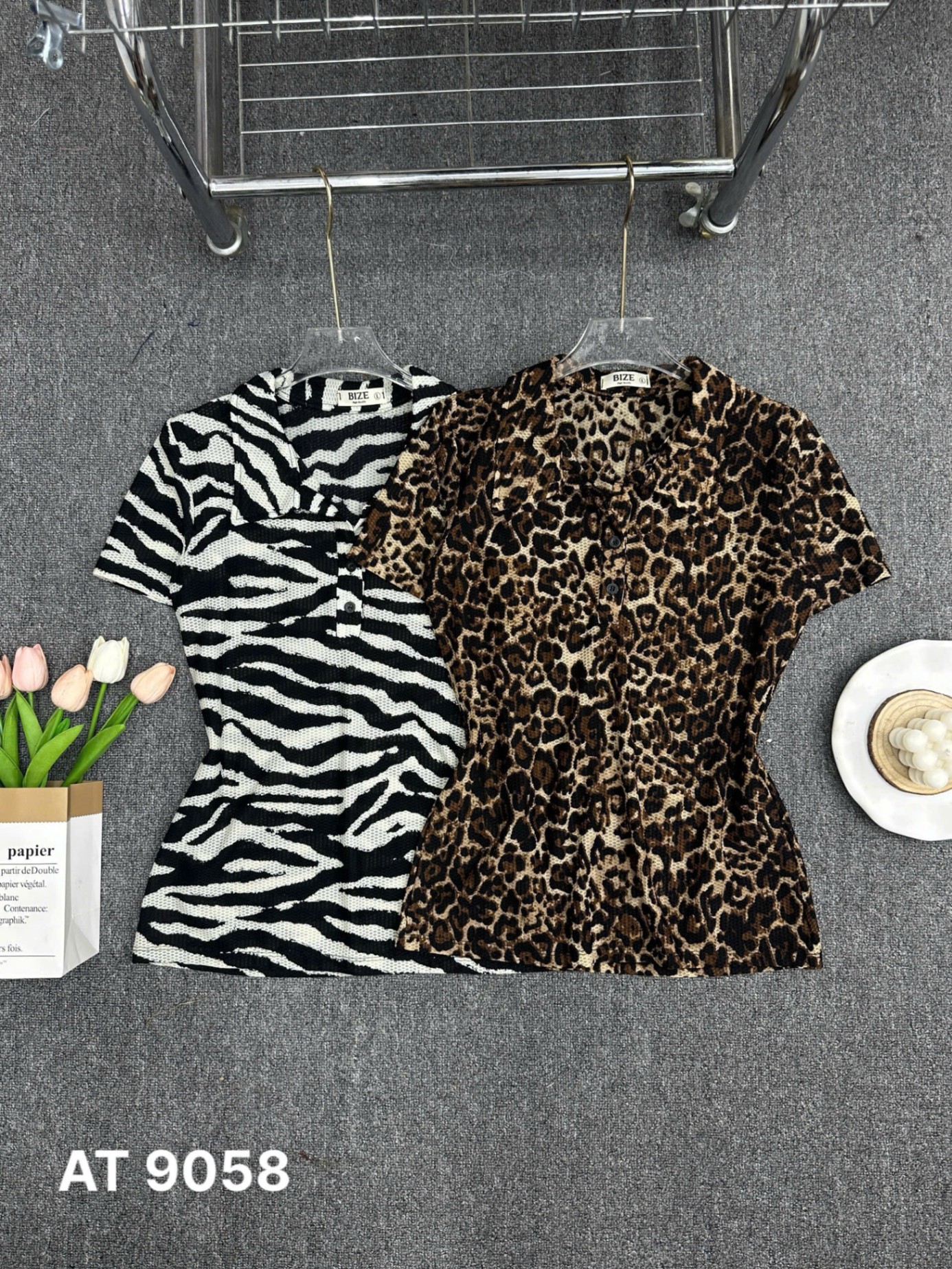 BIGSIZE - Áo thun tay ngắn sọc vằn có cổ T- AT9058