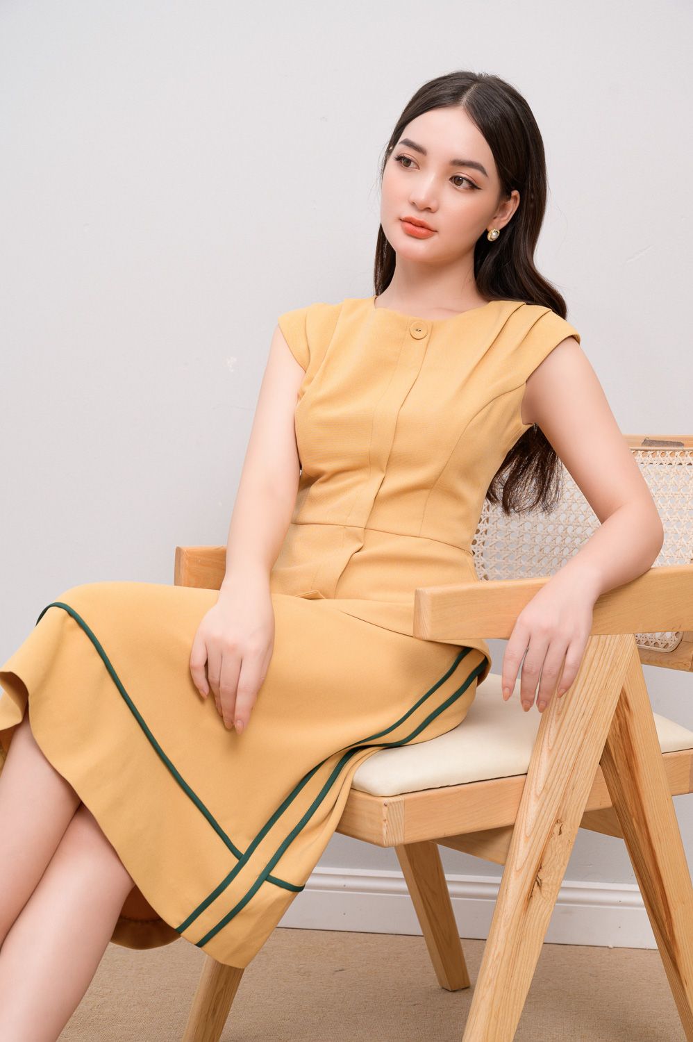Set áo trắng chân váy vàng - Bộ trang phục | ThờiTrangNữ.vn