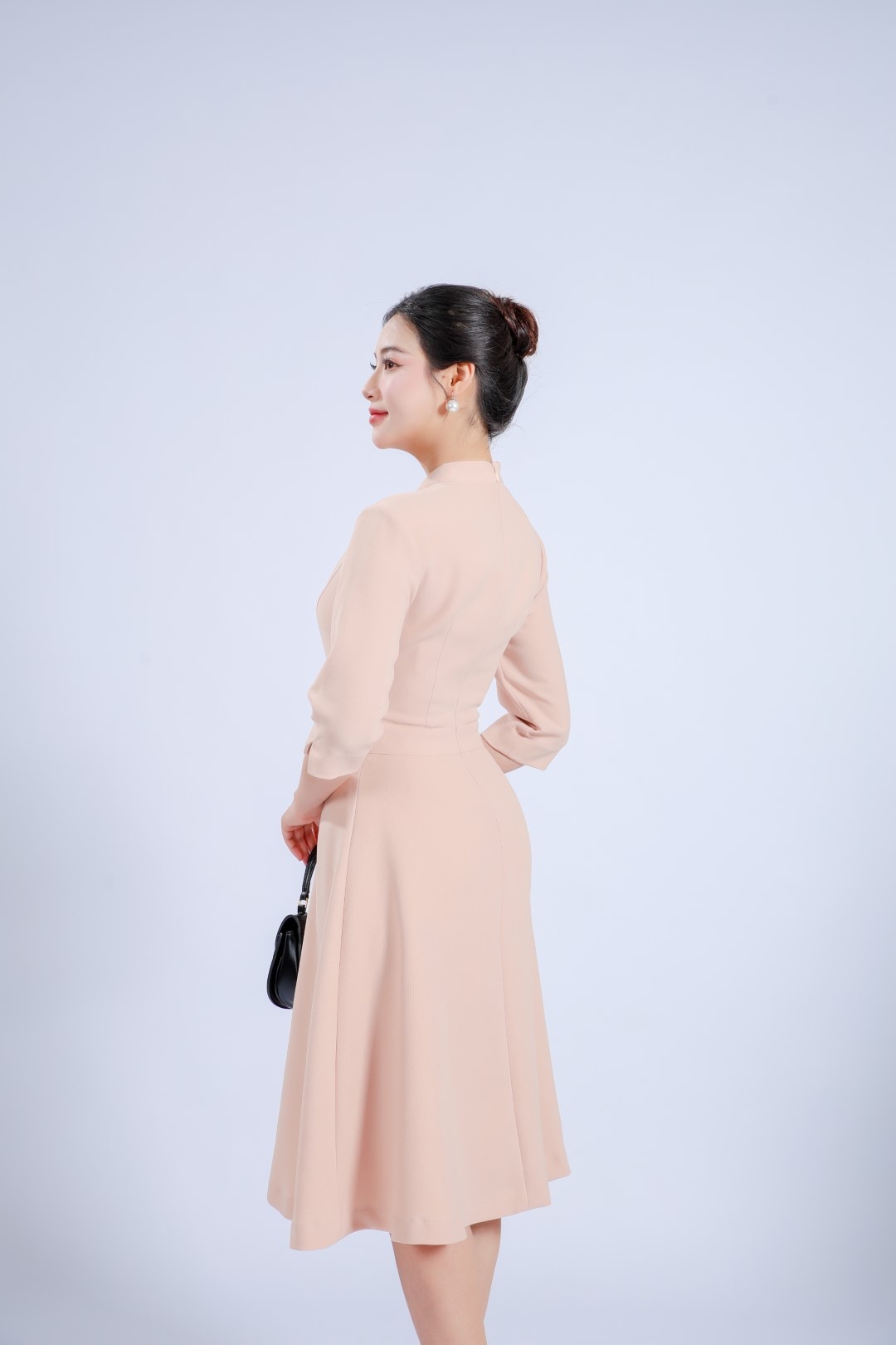 Đầm xòe nữ cổ V tay lỡ 23LF3C6896289/SP2312