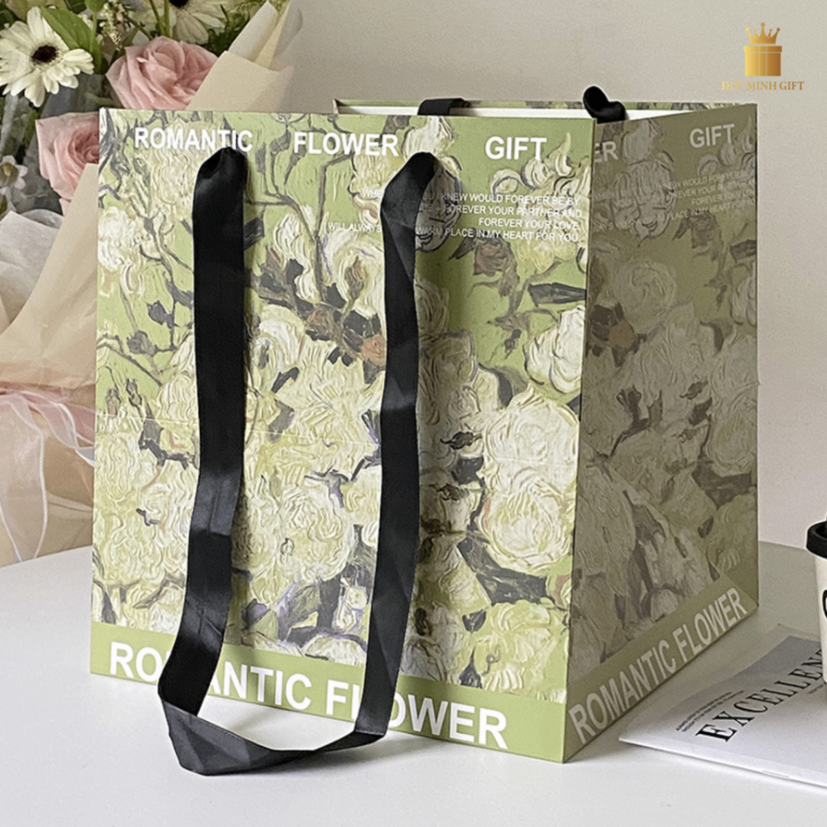 Túi đựng quà hình vuông 25*25*25cm vẽ tranh sơn dầu hoa hồng xanh lá cây