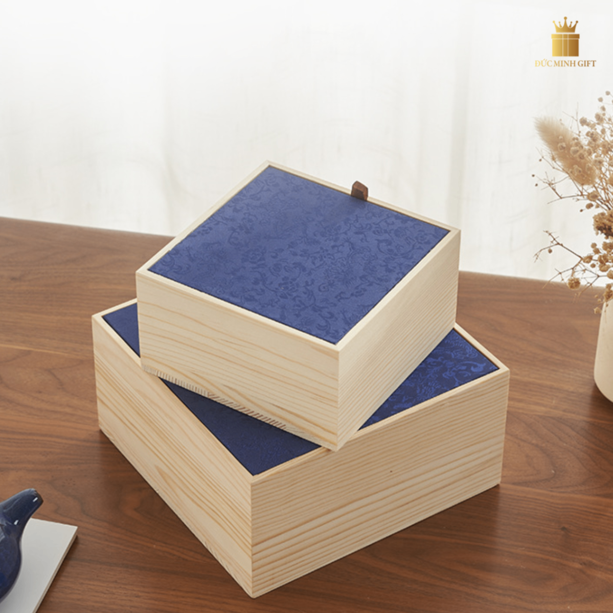 Hộp quà tặng gỗ bọc vải xanh tím than 1 mặt hình vuông 20*20*10cm