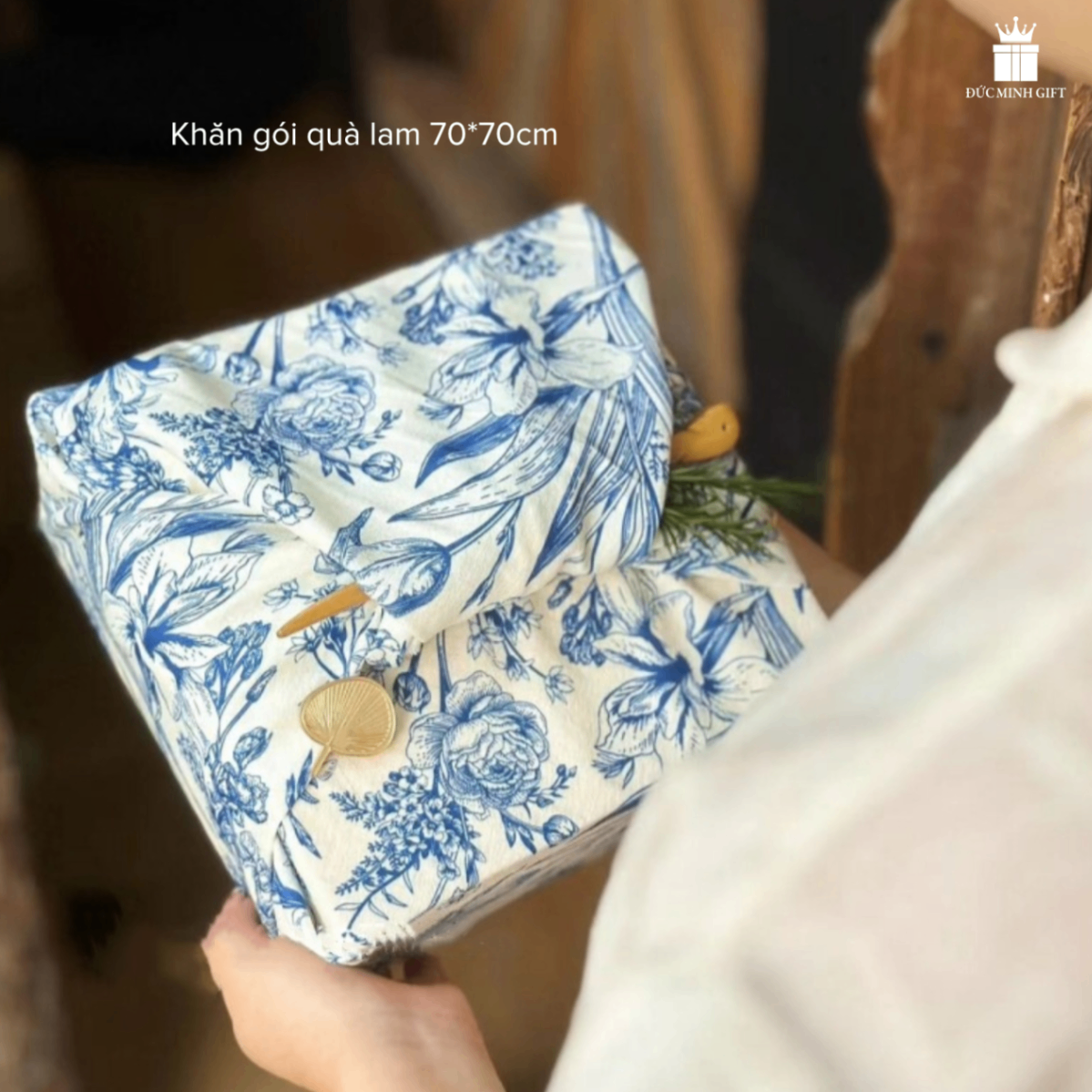 Khăn vải vuông 70*70cm hoạ tiết xanh lam trên nền trắng phong cách vintage