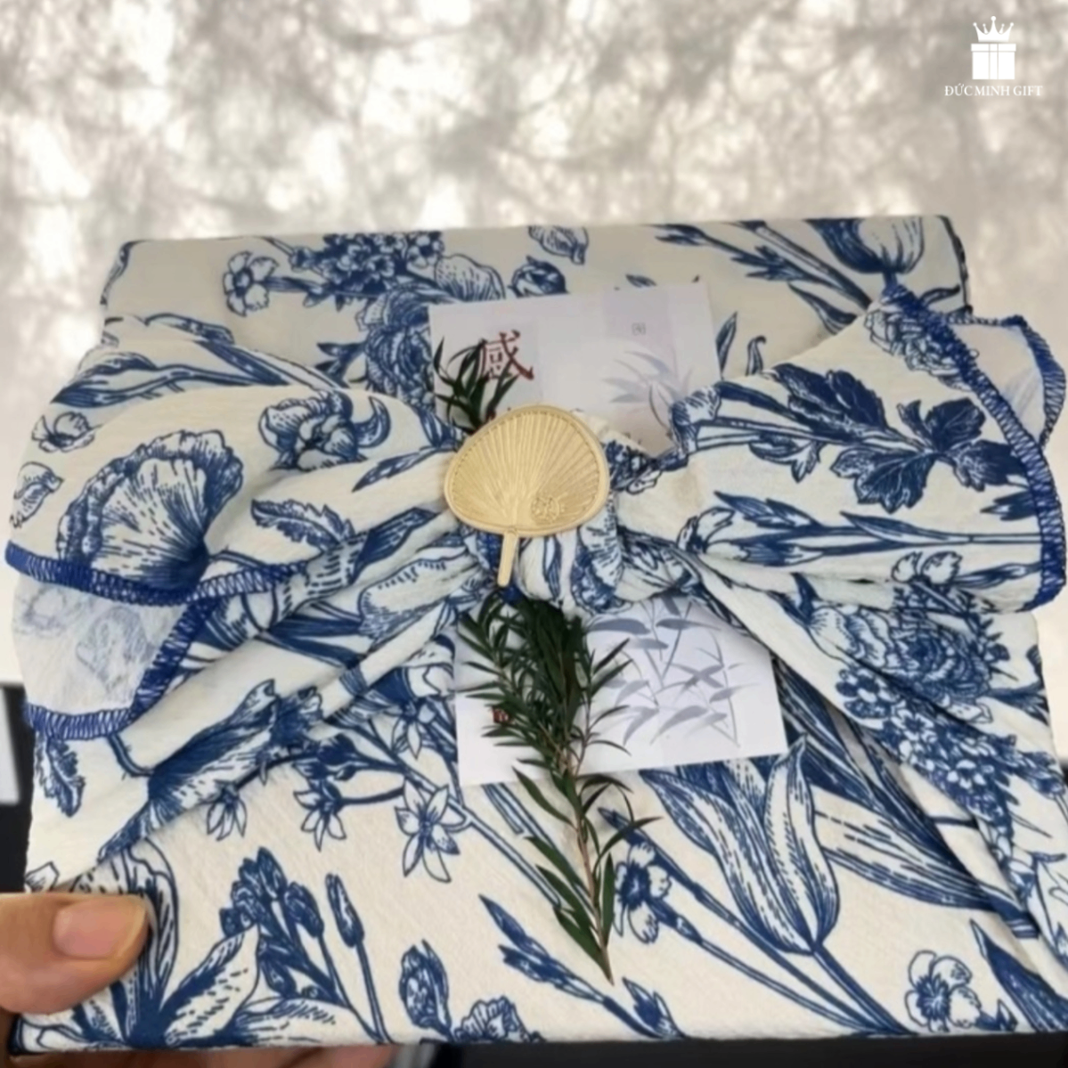 Khăn vải vuông 70*70cm hoạ tiết xanh lam trên nền trắng phong cách vintage