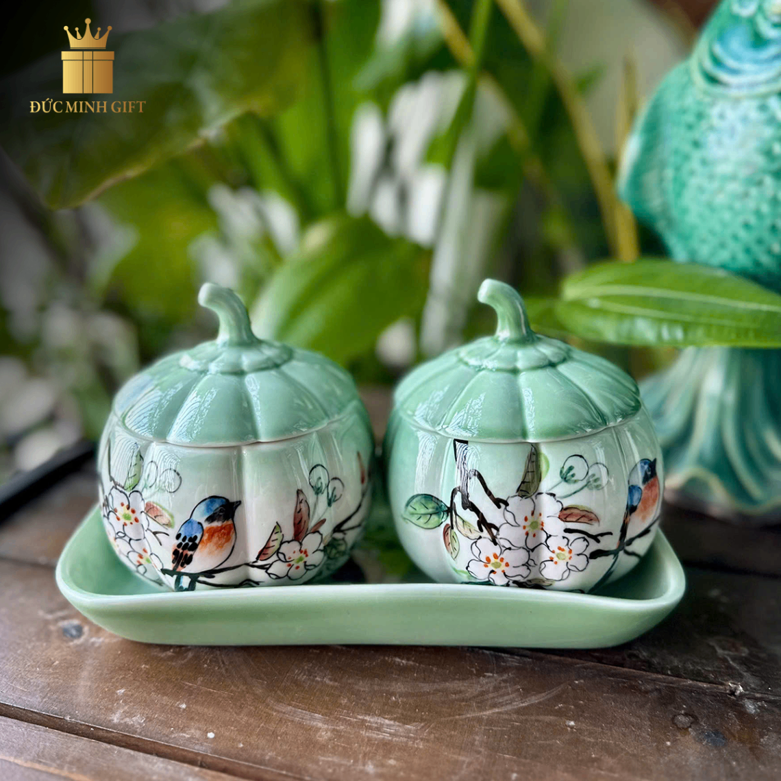 Set 2 hũ mứt 300ml quả bí + 1 khay mứt hoa và chim nền xanh vẽ tay (Kèm hộp quà tặng)