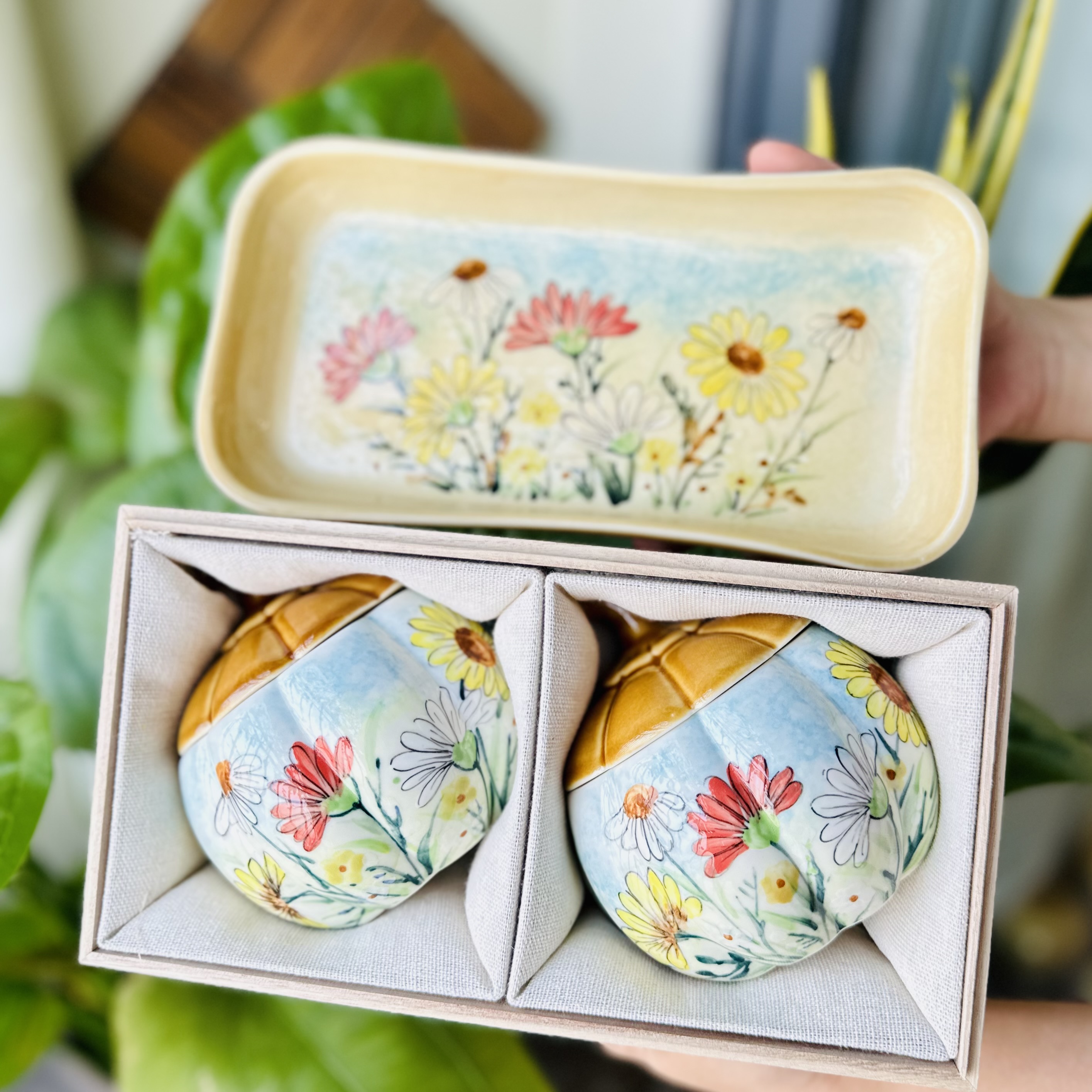 Set 2 hũ mứt 300ml quả bí + 1 khay mứt hoa cúc nền xanh vẽ tay (kèm hộp quà tặng)