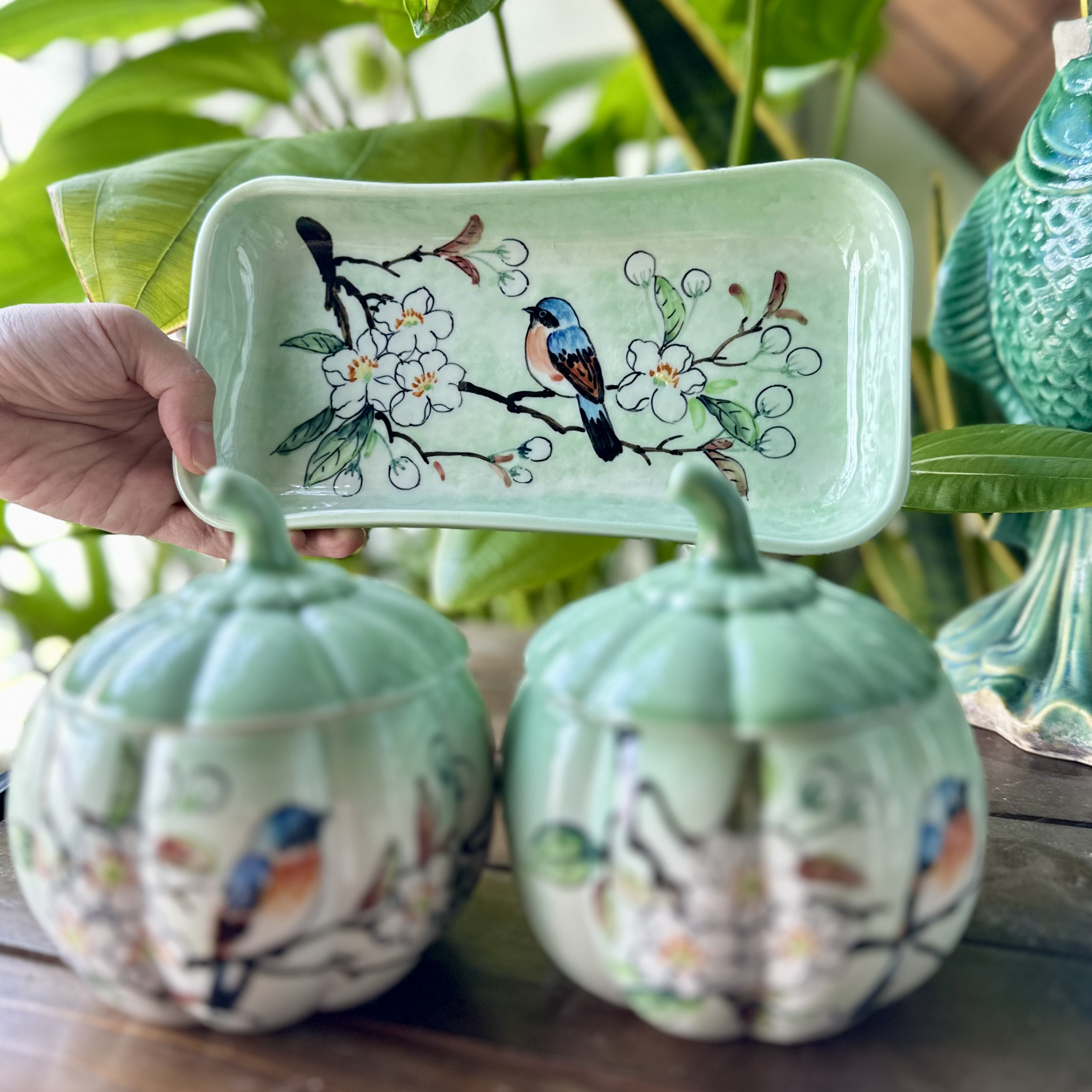 Set 2 hũ mứt 300ml quả bí + 1 khay mứt hoa và chim nền xanh vẽ tay (Kèm hộp quà tặng)