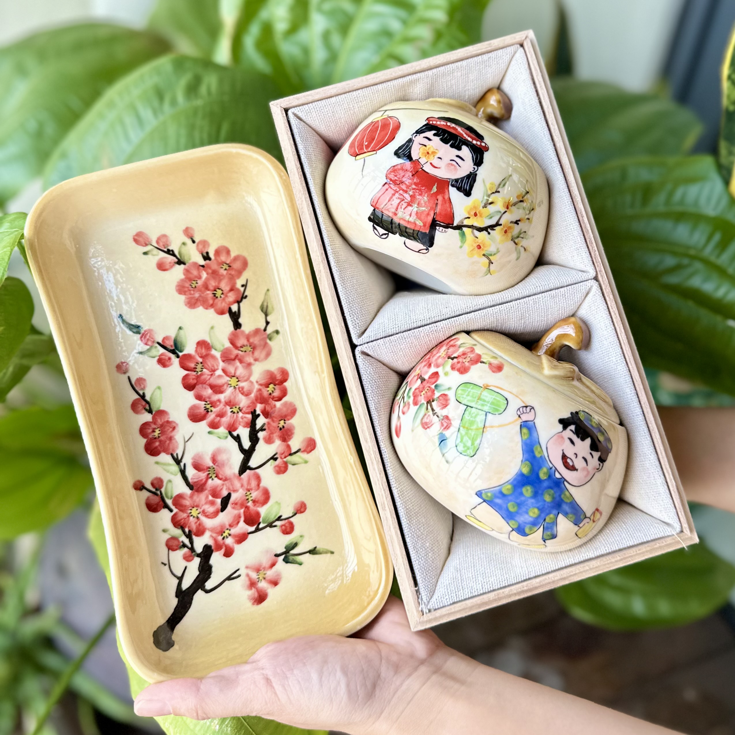 Set 2 hũ mứt 300ml quả táo + 1 khay mứt bé trai, bé gái vẽ tay (kèm hộp quà tặng)