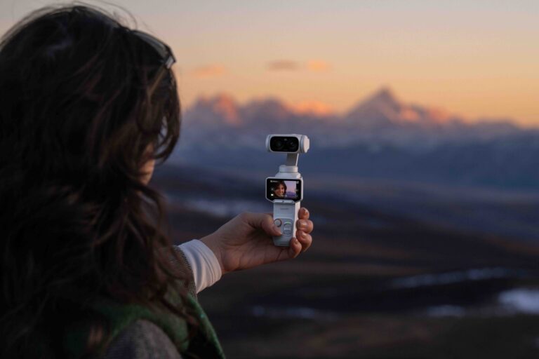 Insta360-Luna-Ultra-Creator-Bundle-Stellar-White-Cosmic-Black--1.jpg?v=1781162341