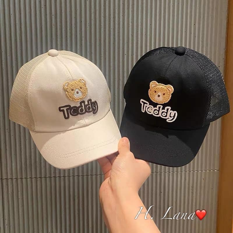 MŨ LƯỠI CHAI THÊU GẤU CHO BÉ - TRẮNG SỮA