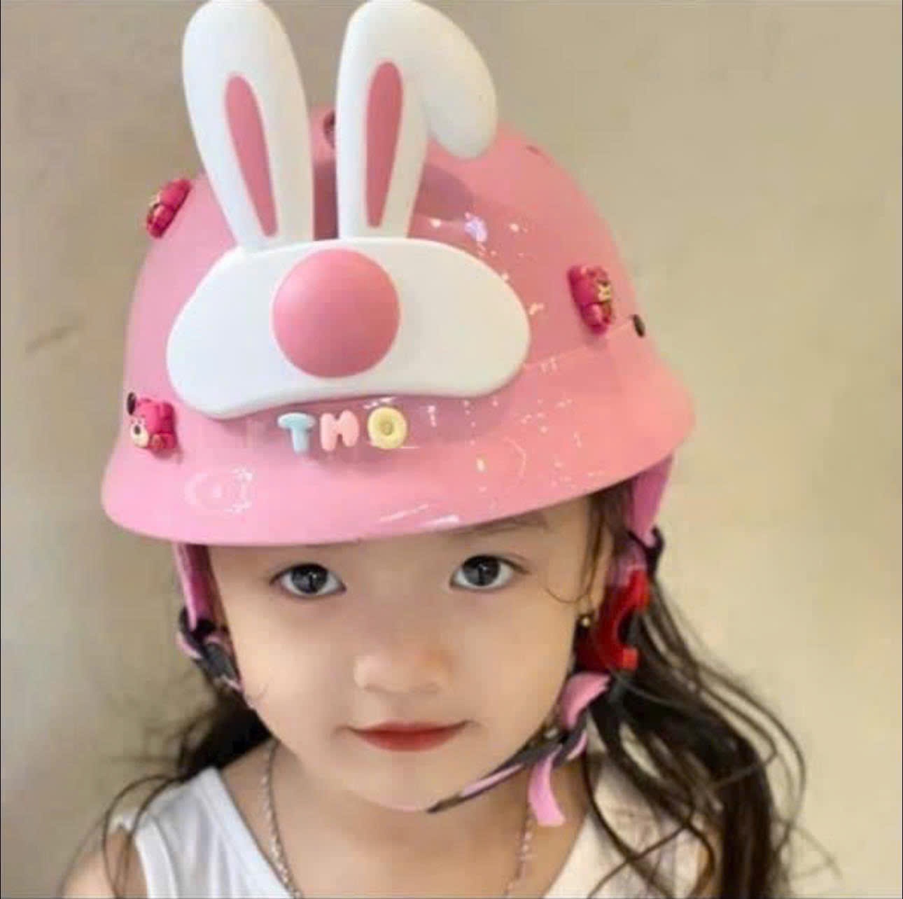 MŨ BẢO HIỀM HỒNG GẮN TAI THỎ + 4 STICKER