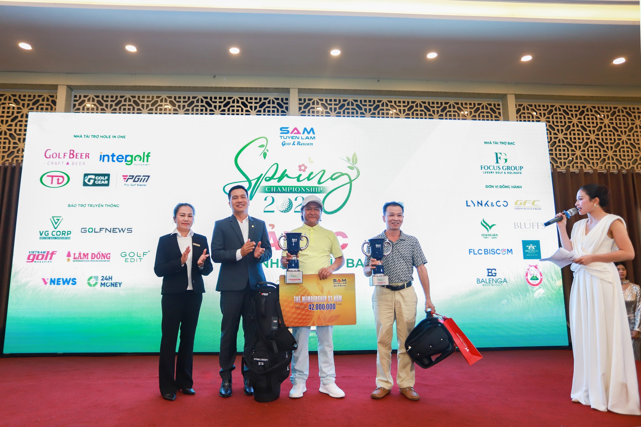 Golf-Gear-Dong-Hanh-Cung-Moi-Giai-Dau-10.jpg