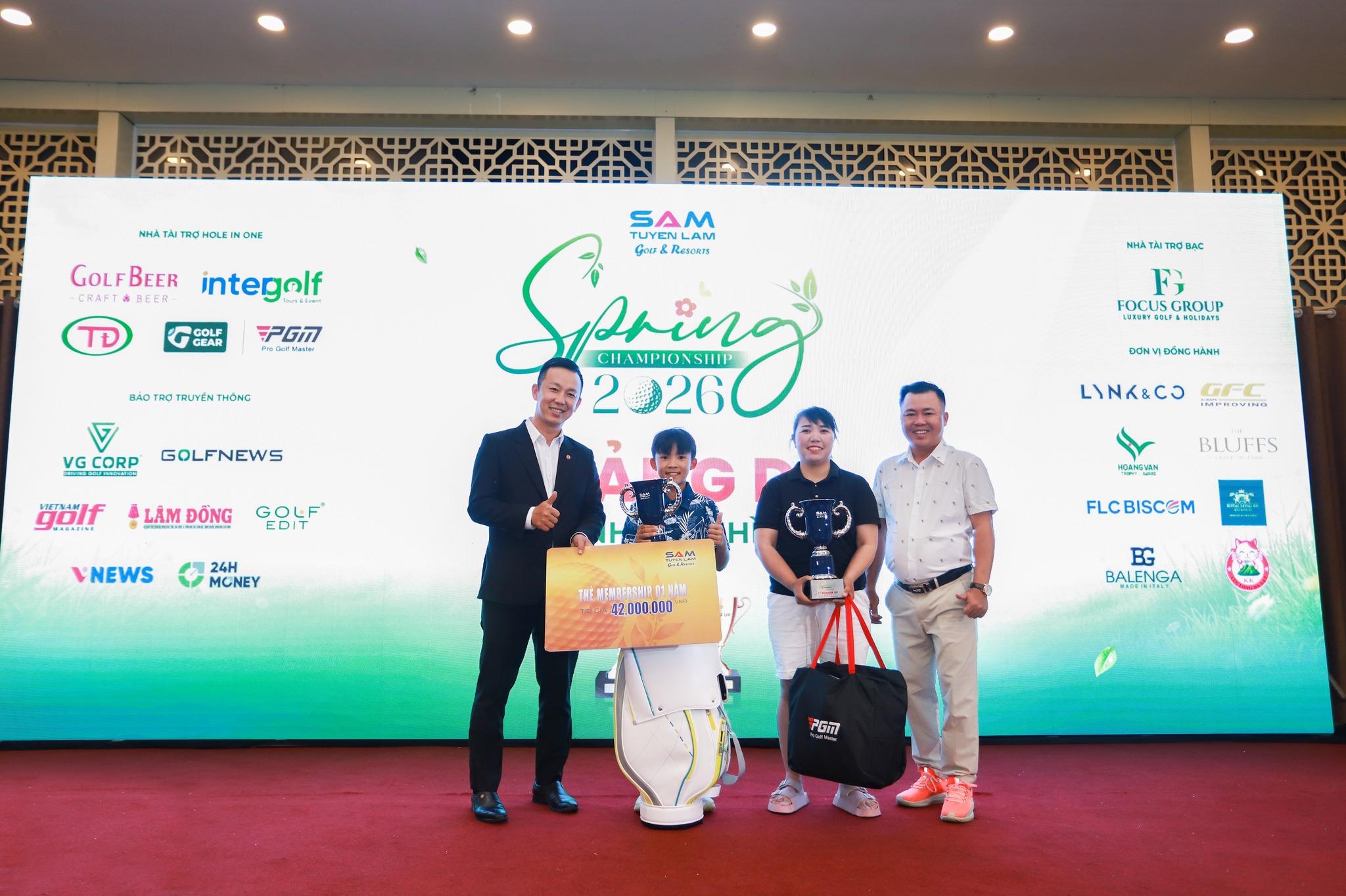 Golf-Gear-Dong-Hanh-Cung-Moi-Giai-Dau-11.jpg
