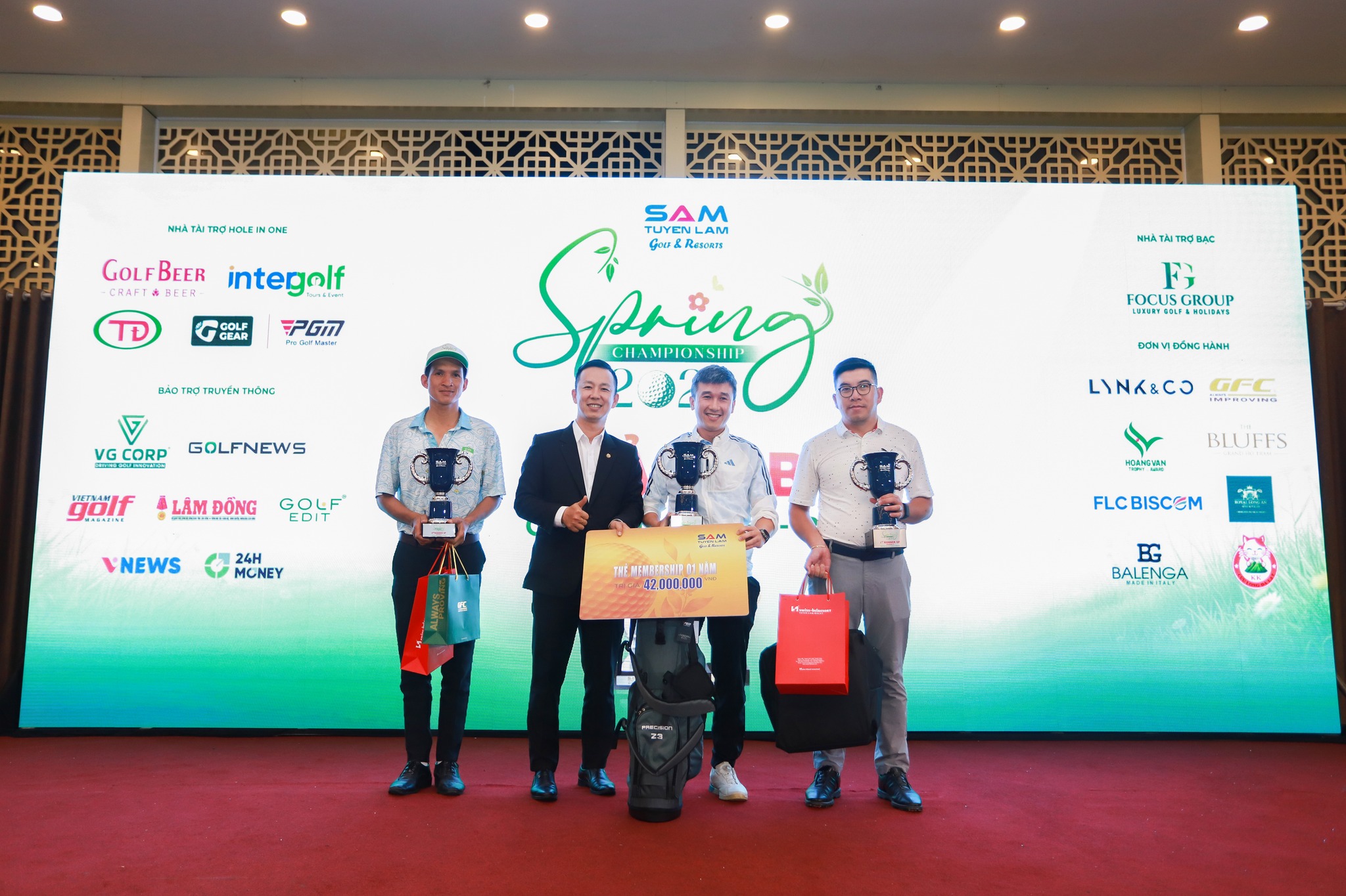 Golf-Gear-Dong-Hanh-Cung-Moi-Giai-Dau-12.jpg