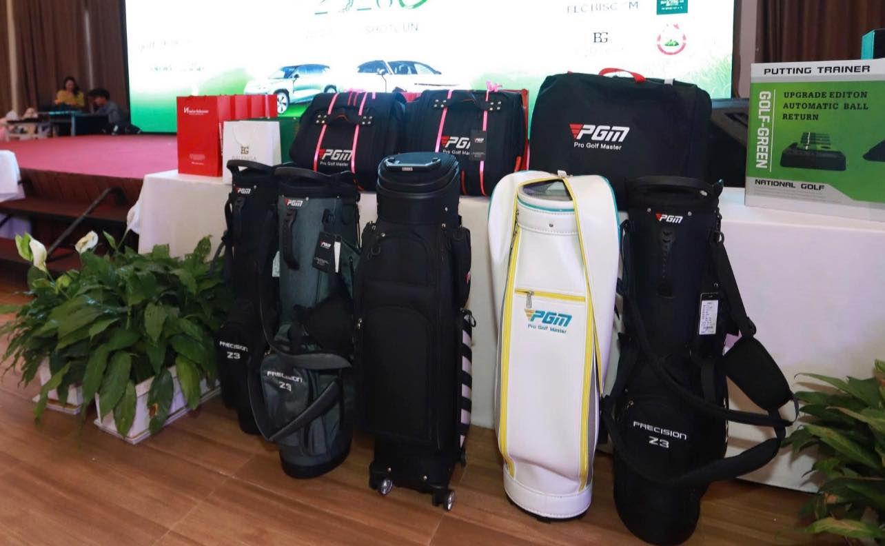 Golf-Gear-Dong-Hanh-Cung-Moi-Giai-Dau-2.jpg
