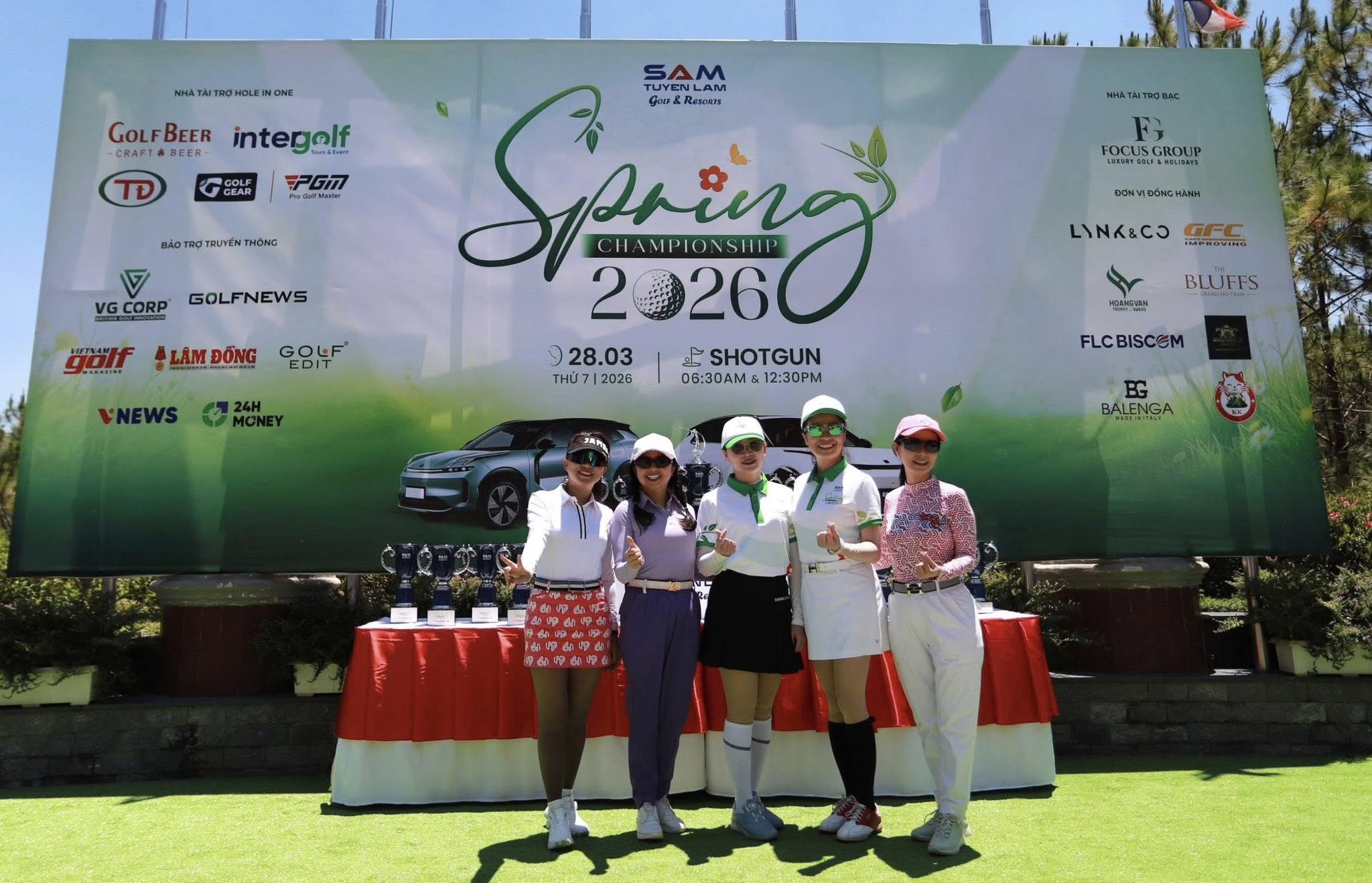 Golf-Gear-Dong-Hanh-Cung-Moi-Giai-Dau-4.jpg