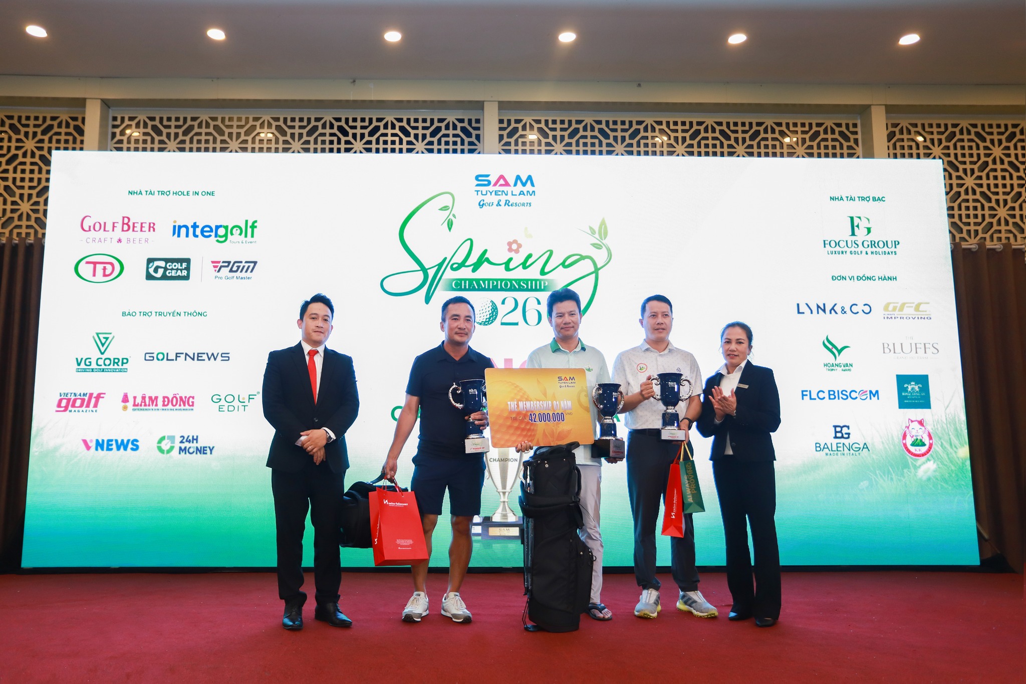 Golf-Gear-Dong-Hanh-Cung-Moi-Giai-Dau-6.jpg
