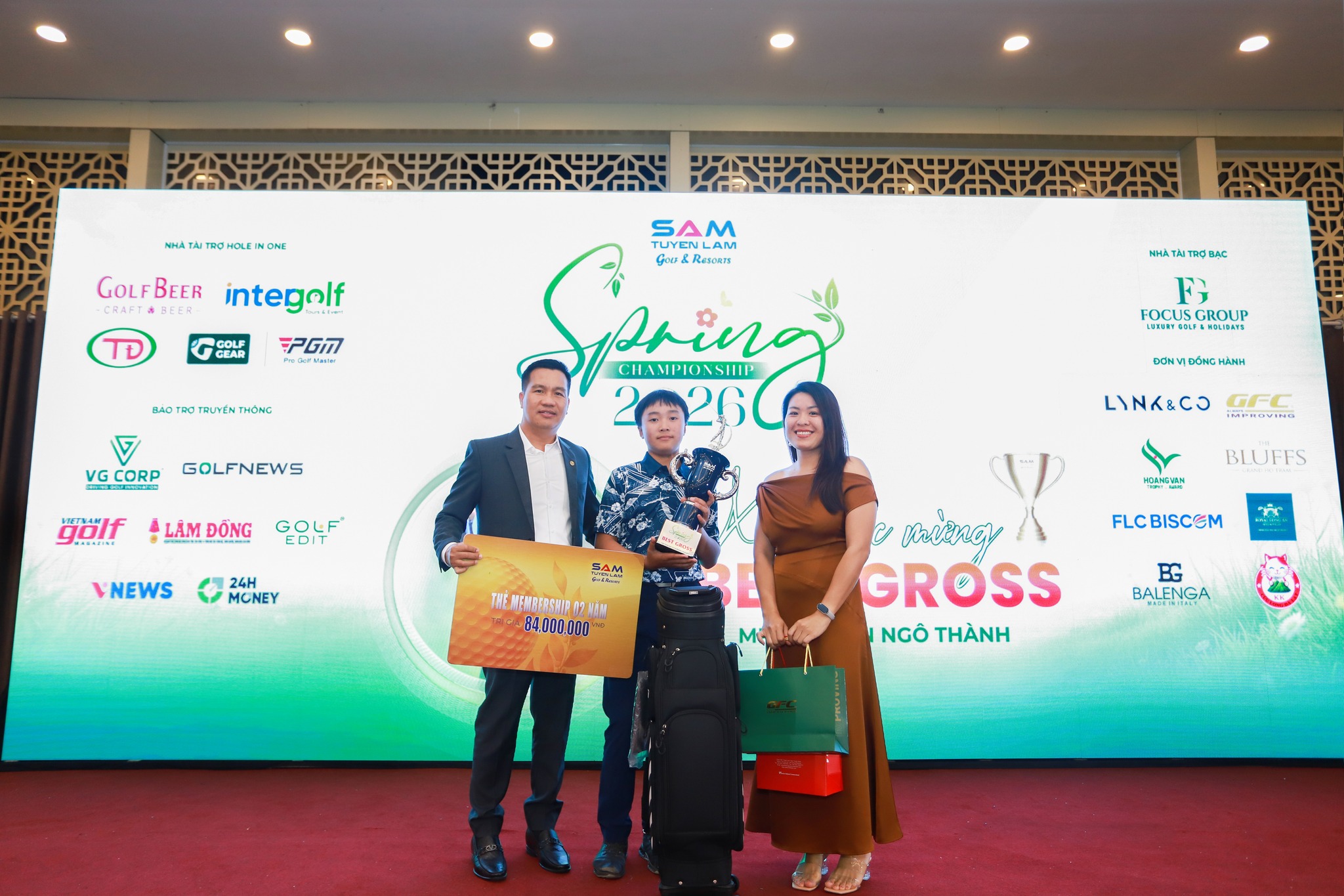 Golf-Gear-Dong-Hanh-Cung-Moi-Giai-Dau-7.jpg