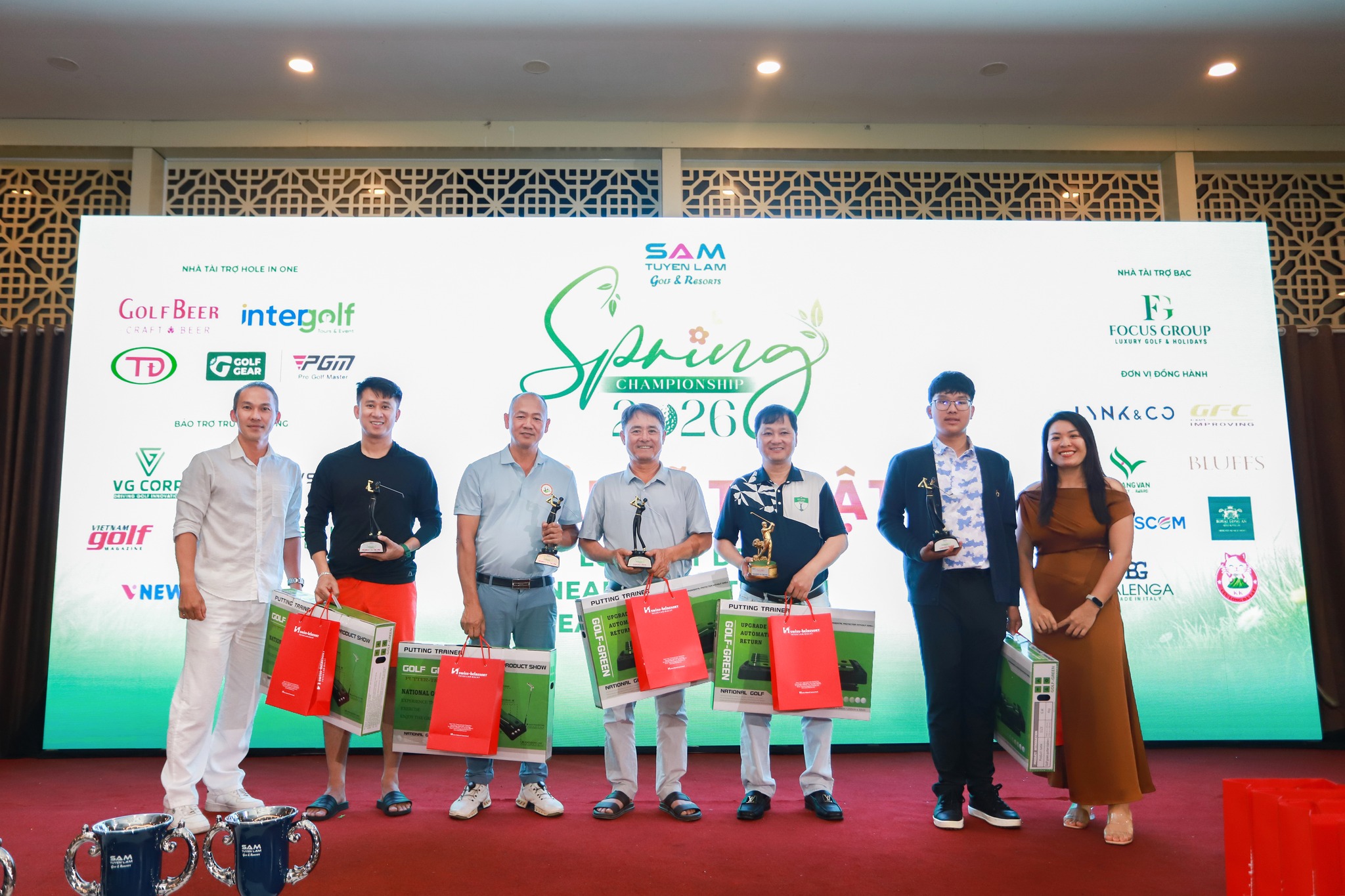 Golf-Gear-Dong-Hanh-Cung-Moi-Giai-Dau-8.jpg