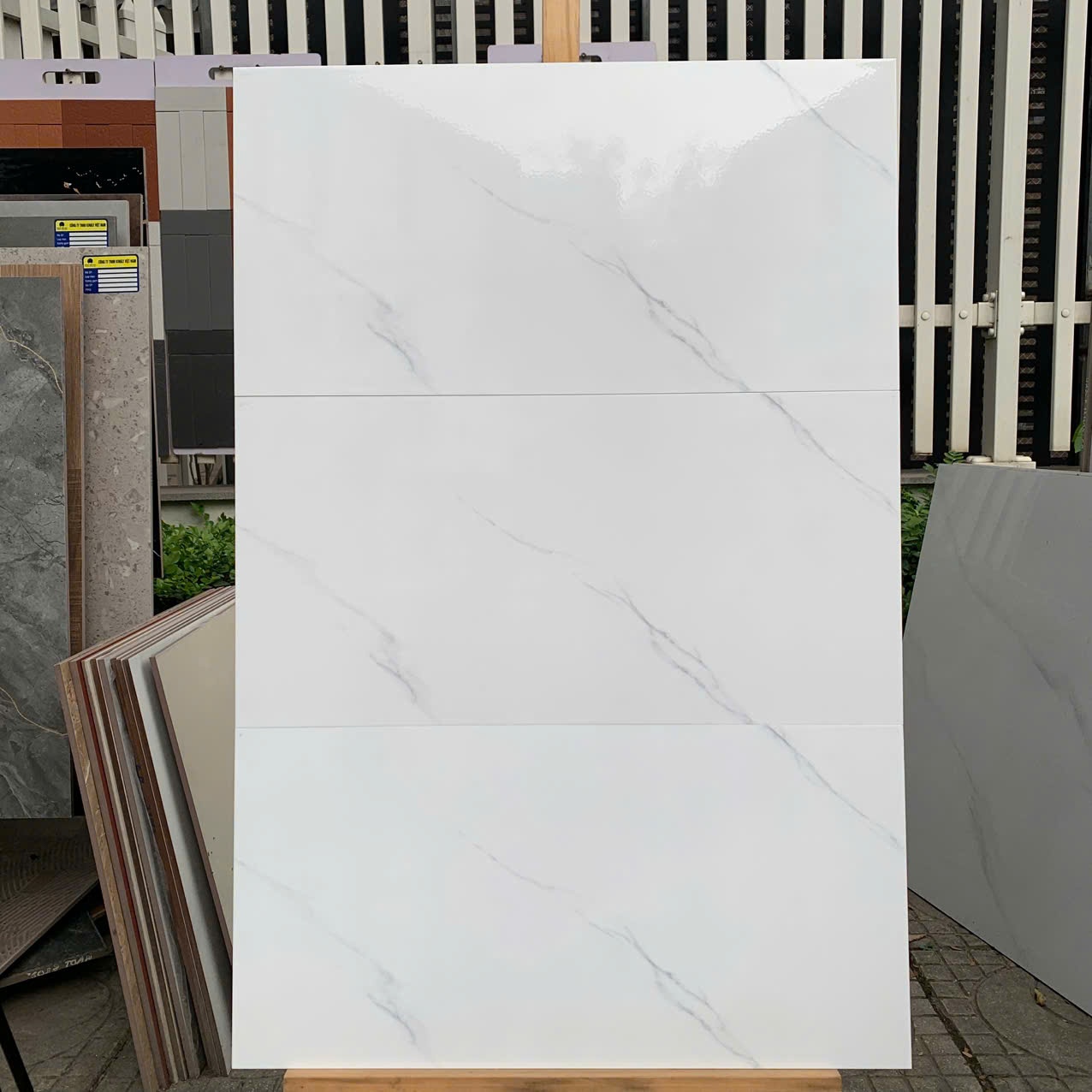 Gạch ốp trắng vân 300x600 Mikado mã FC36602 loại A1
