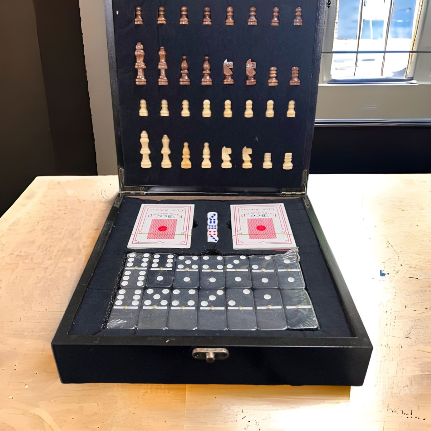 Bộ Chơi Cờ Vua Cao Cấp 4 Trong 1 Thiết Kế Khóa Gài Độc Đáo, Trò Chơi Giải Trí Phát Triển Trí Tuệ Cho Mọi Lứa Tuổi