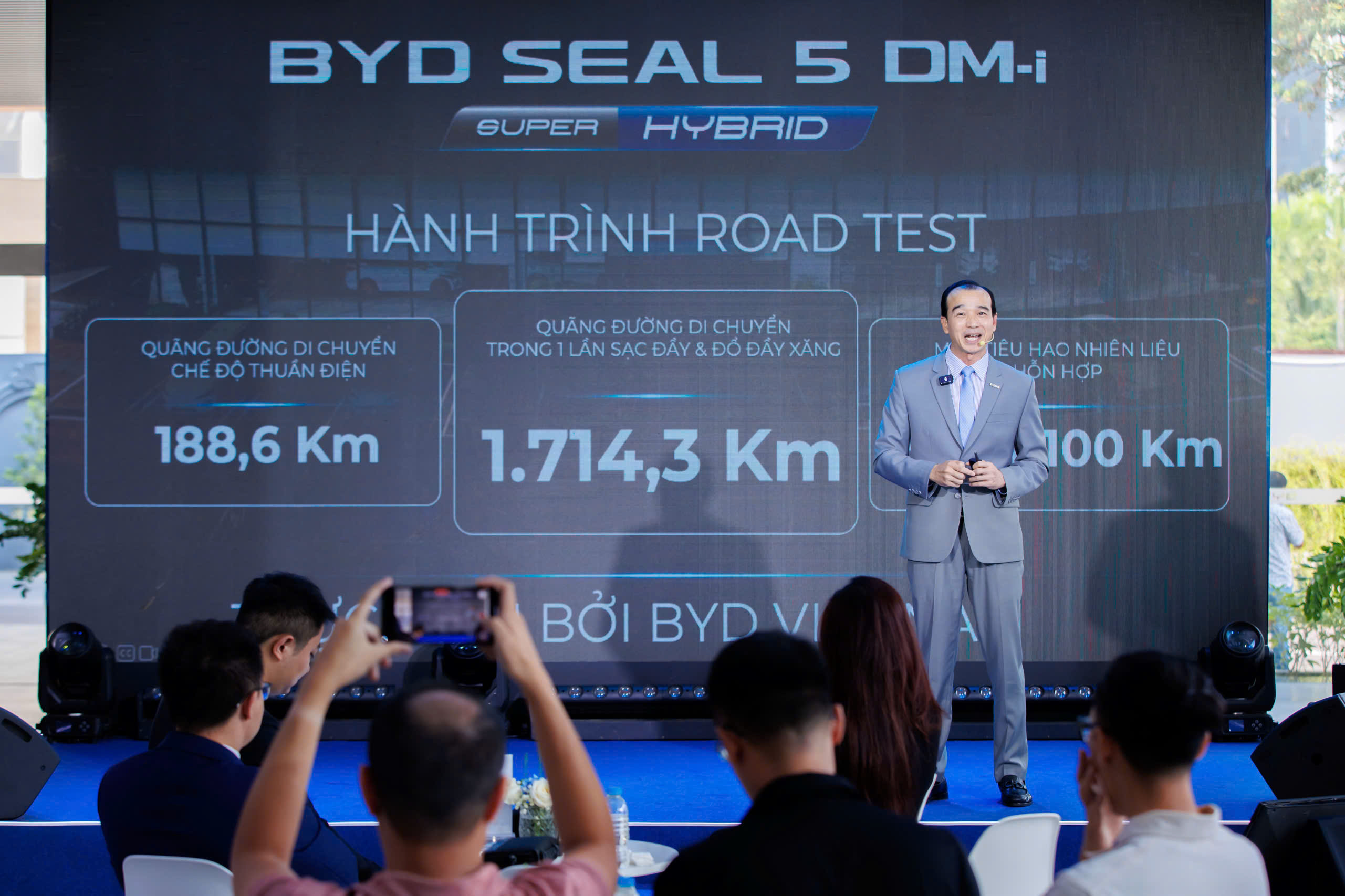 BYD-Seal-5-sedan-PHEV-dau-tien-ra-mat-Viet-Nam-gia-696-trieu-dong_z7126590518524_1c6b0a86f38a9fa92435007f7785927b.jpg
