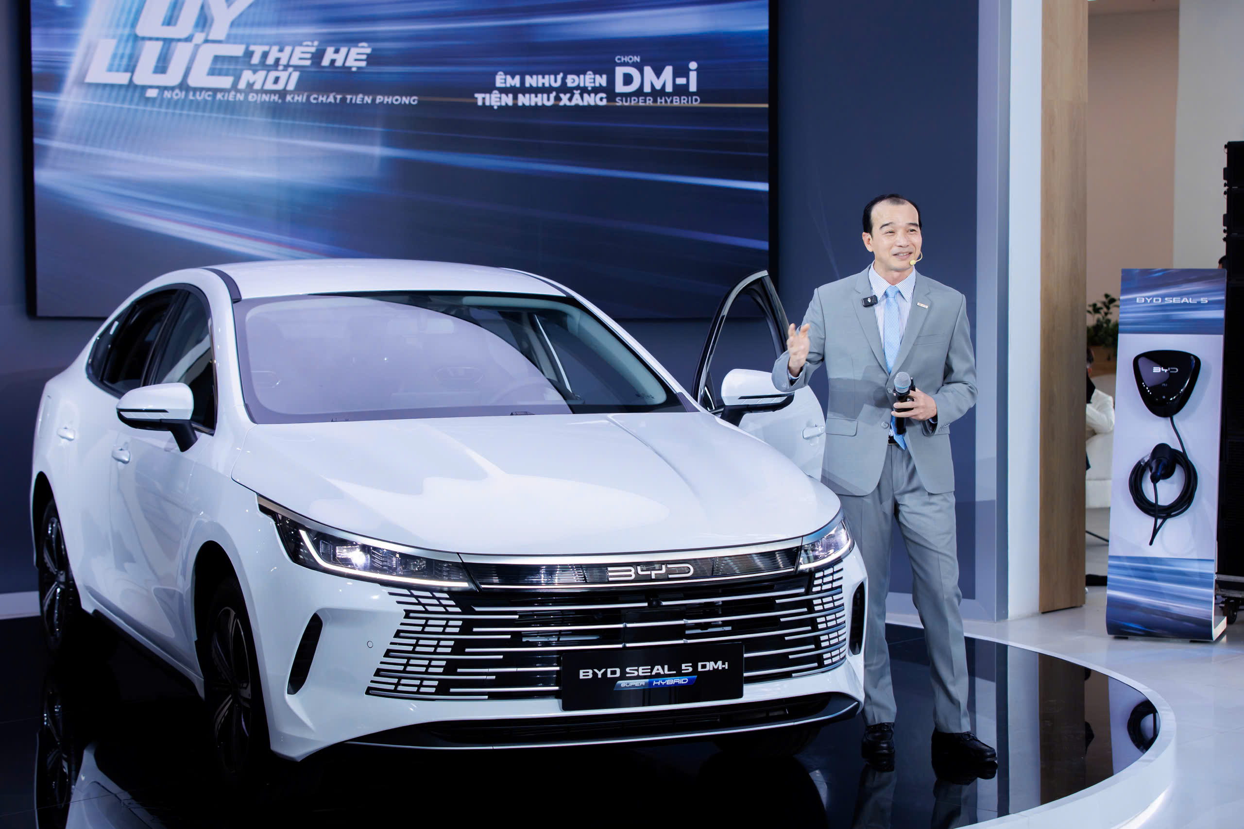 BYD-Seal-5-sedan-PHEV-dau-tien-ra-mat-Viet-Nam-gia-696-trieu-dong_z7126590567803_138d35eac804f5a2a8a00b1f8a8c99ec.jpg