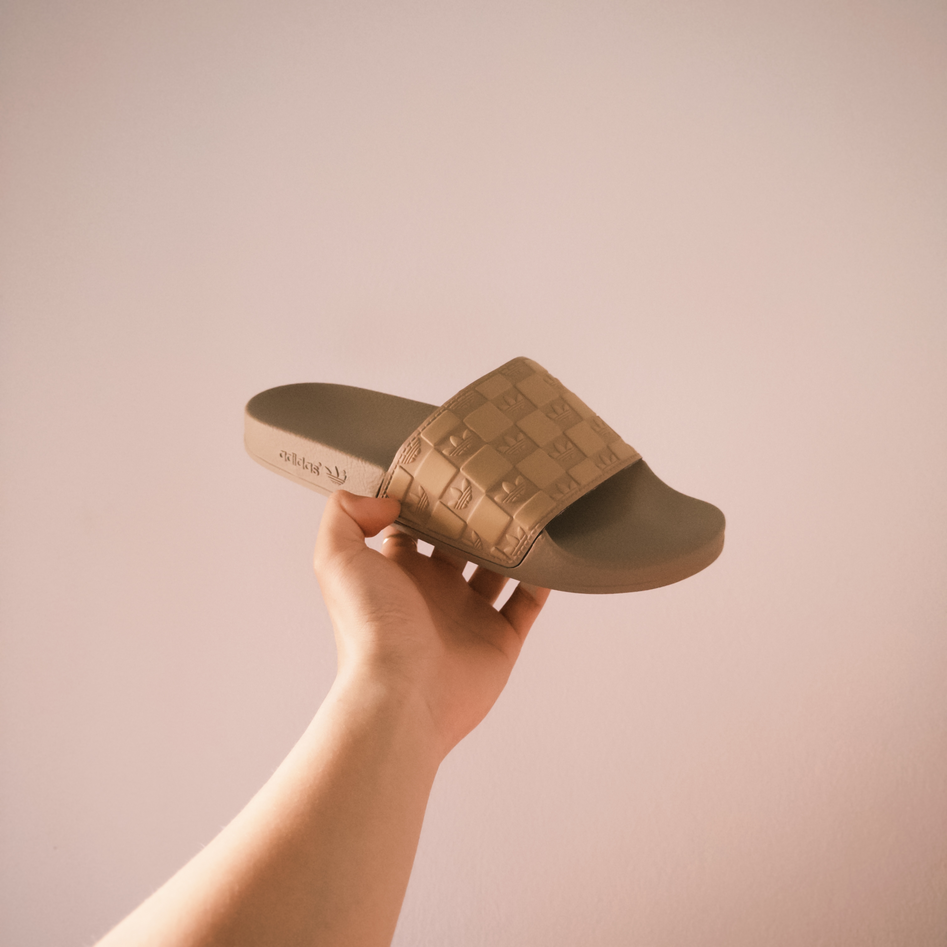 ADILETTE MONOGRAM CARDBOARD JR3622 | Dép adilette chính hãng - rawauthentic