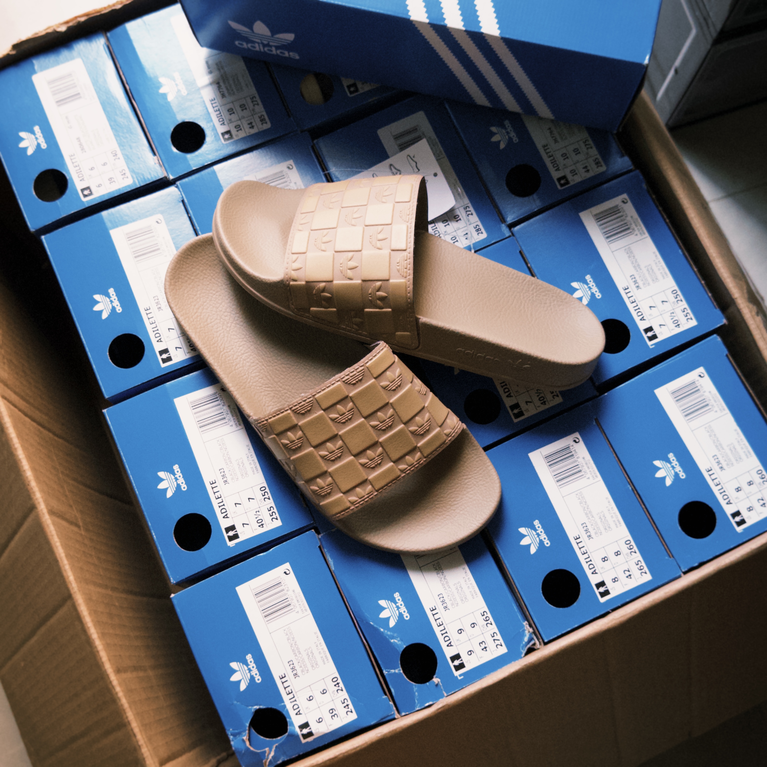 ADILETTE MONOGRAM CARDBOARD JR3622 | Dép adilette chính hãng - rawauthentic