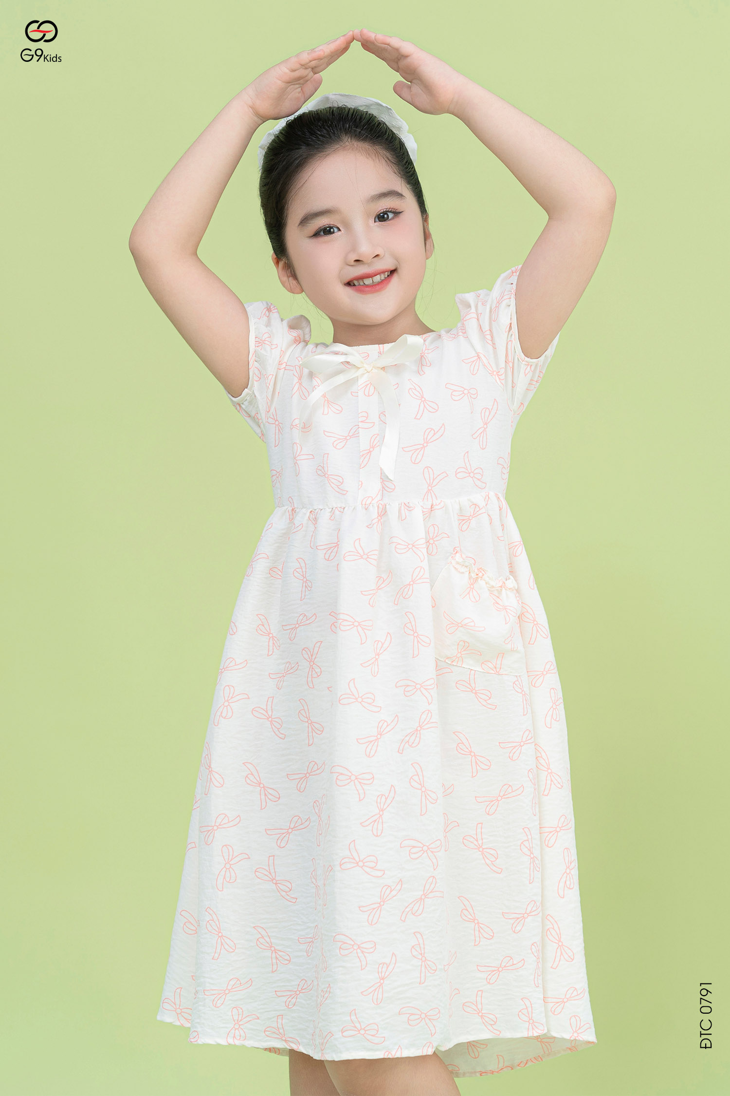 Váy liền tay cộc phối nơ cổ cho bé gái 25S51BĐTC0791-1