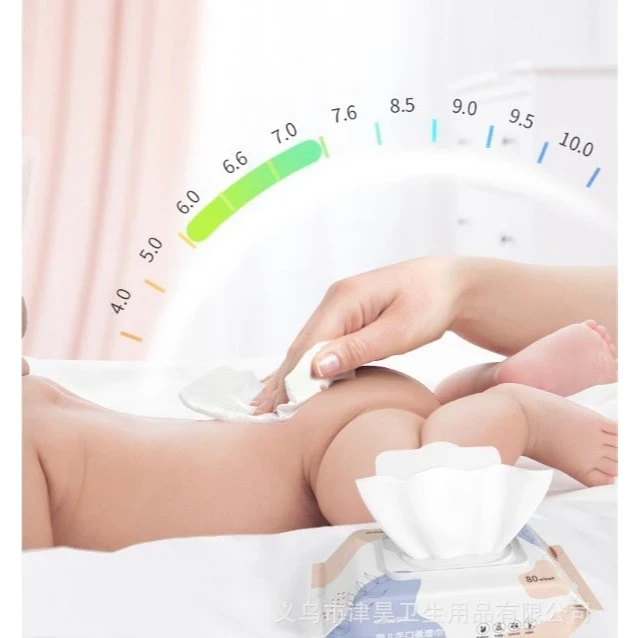 Khăn ướt lau mặt mẹ và bé