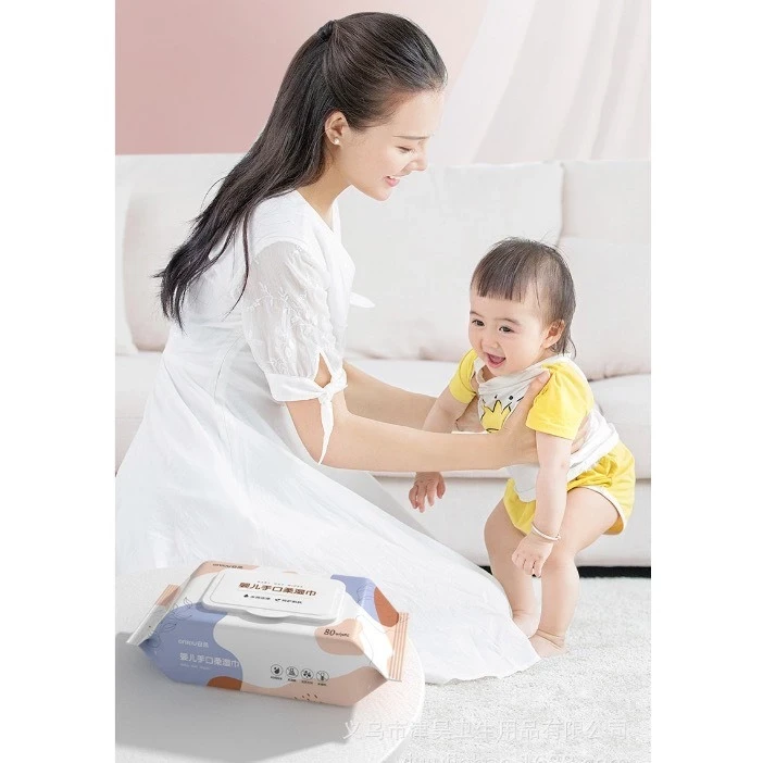 Khăn ướt lau mặt mẹ và bé