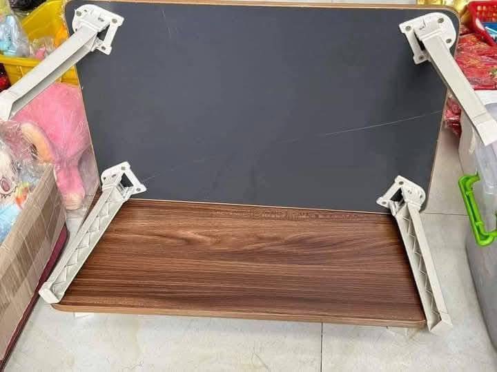 Bàn gỗ vuông