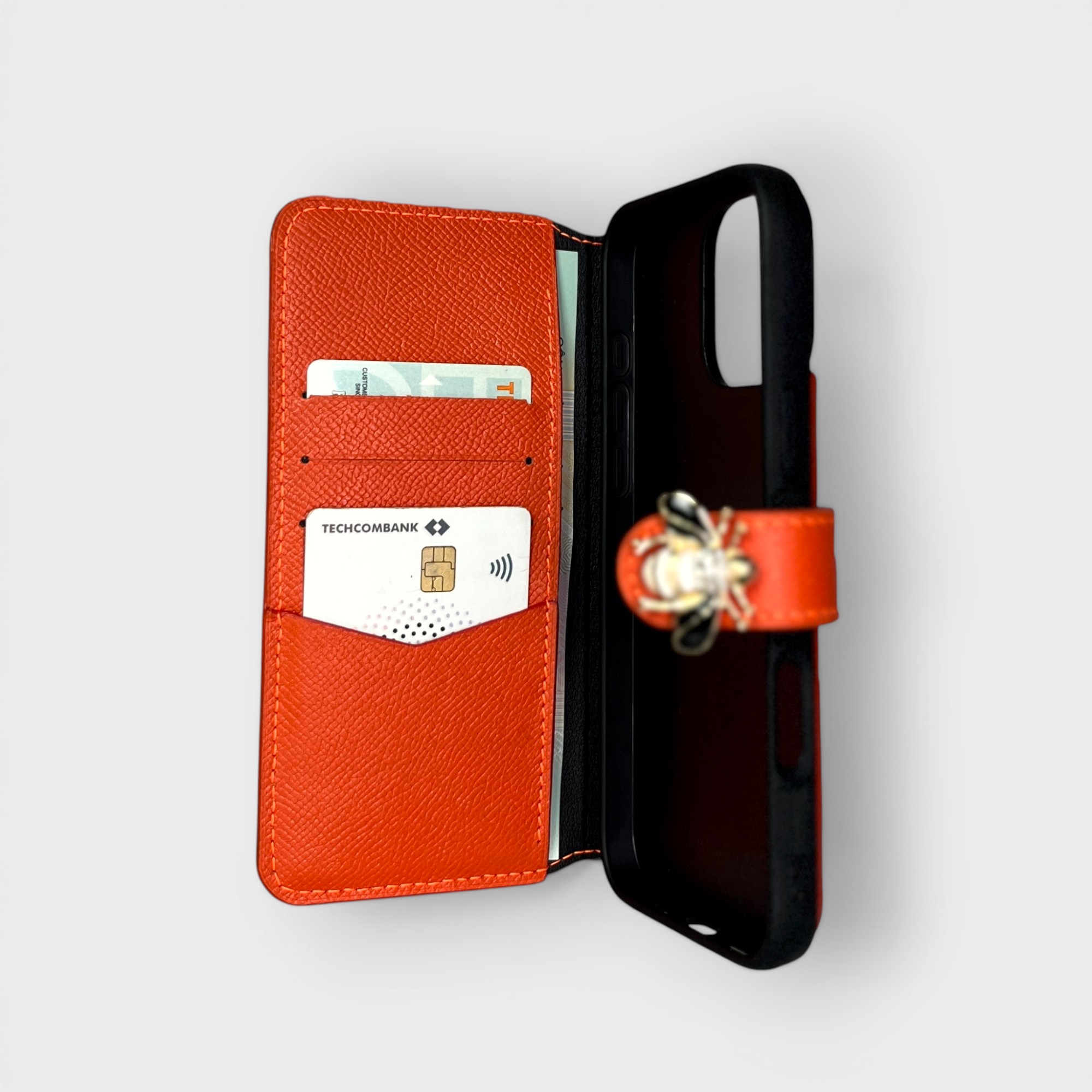 LS0074 - Bao da thủ công viền đen Flip cài charm ong kèm dây đeo - Epsom - E11 Cam - 16 Promax