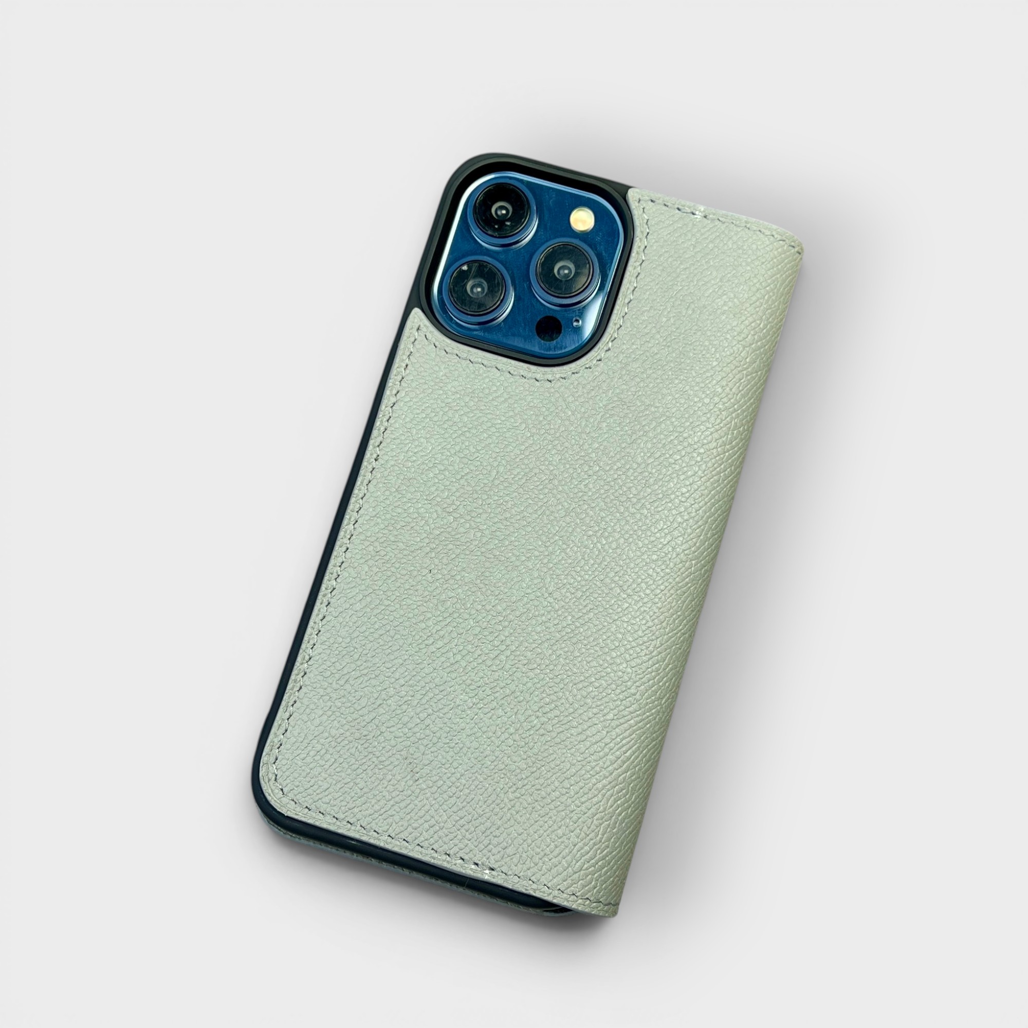 LS0310 - Bao da thủ công viền đen Flip - Epsom - E17 Xám - 15 Pro