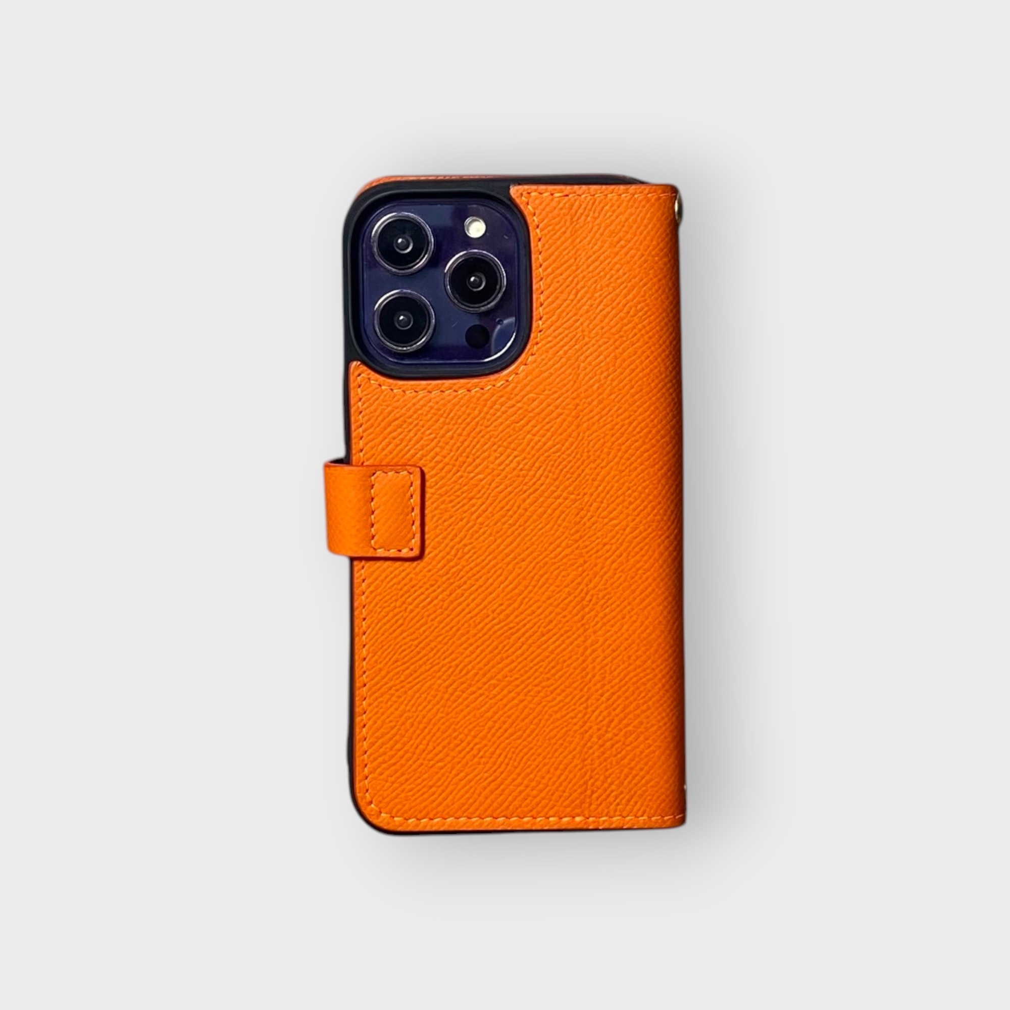 LS0405 - Bao da thủ công viền đen Flip cài charm ong kèm dây đeo - Epsom - E11 Cam - 14 Promax