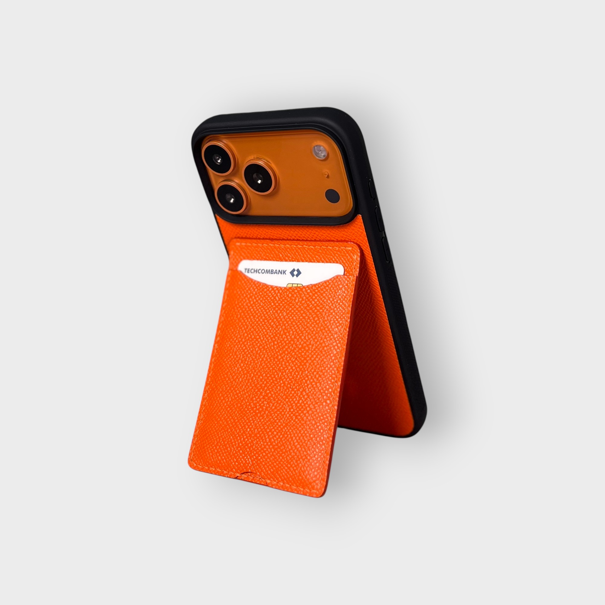 LS0521 - Ốp da thủ công viền đen Kane khe thẻ dọc dựng - Epsom - E11 Cam - 17 Pro