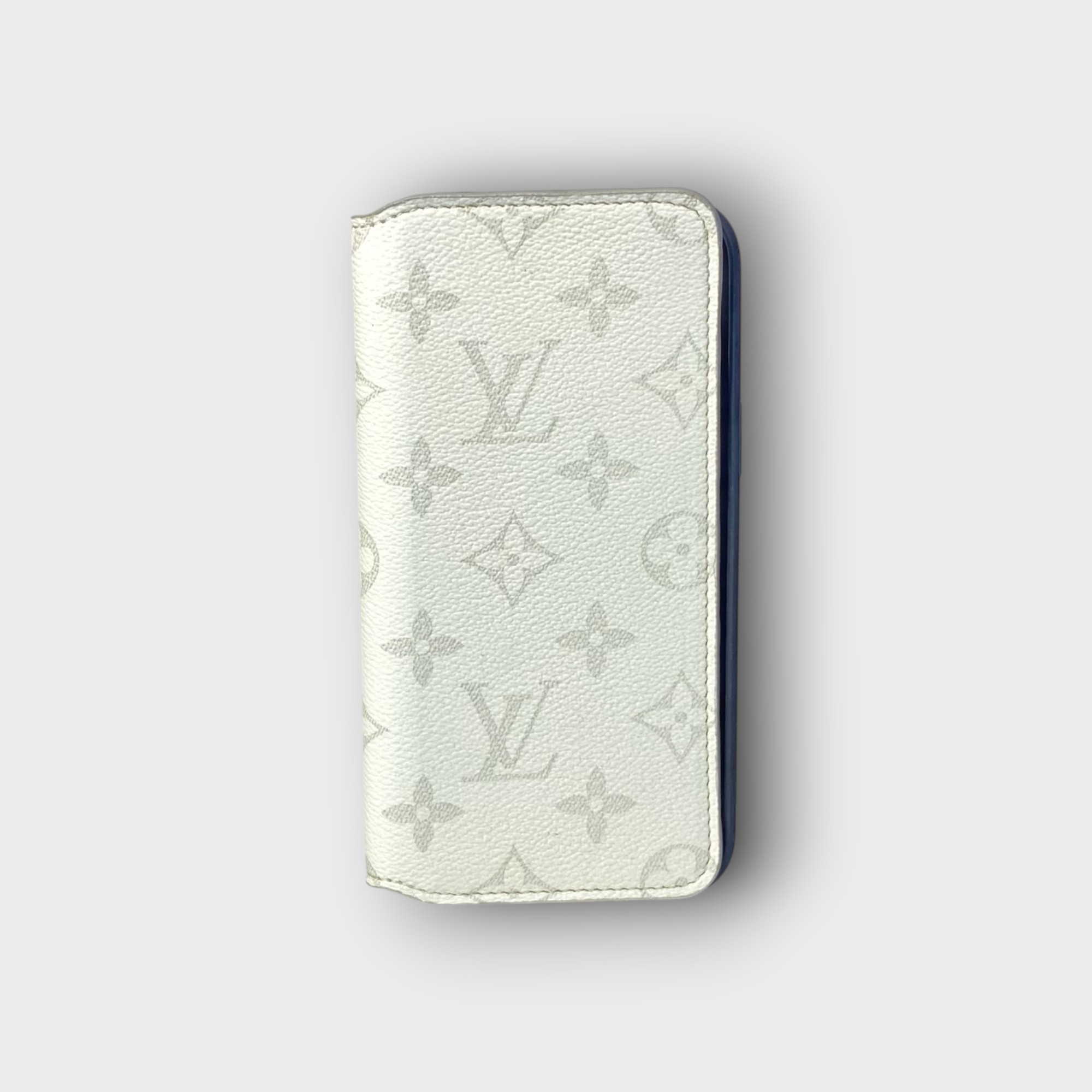 LS0677 - Bao da thủ công viền đen Flip - LV - LV chữ trắng - 12 Promax