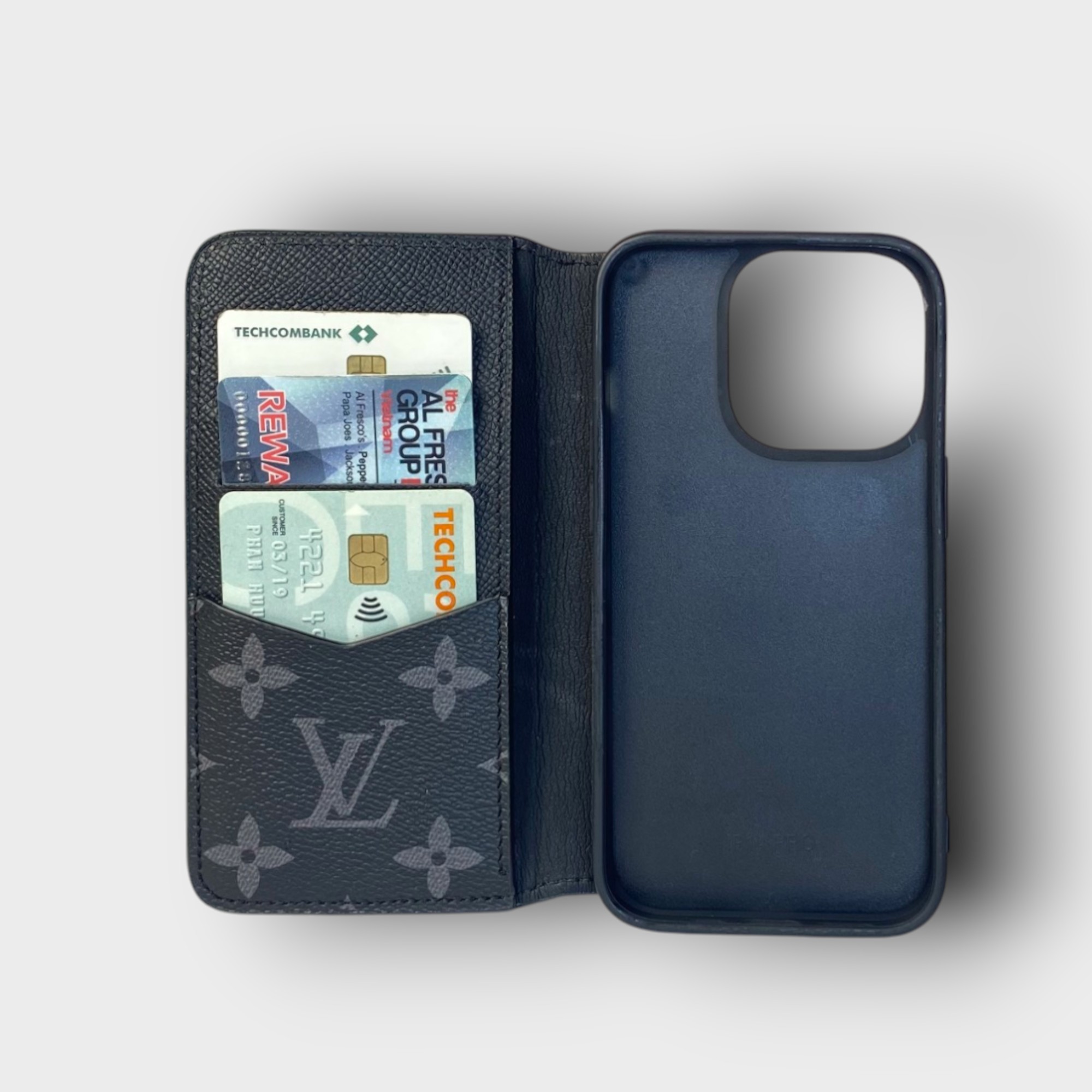 LS0790 - Bao da thủ công viền đen Flip - LV - LV chữ trắng - 14 Pro