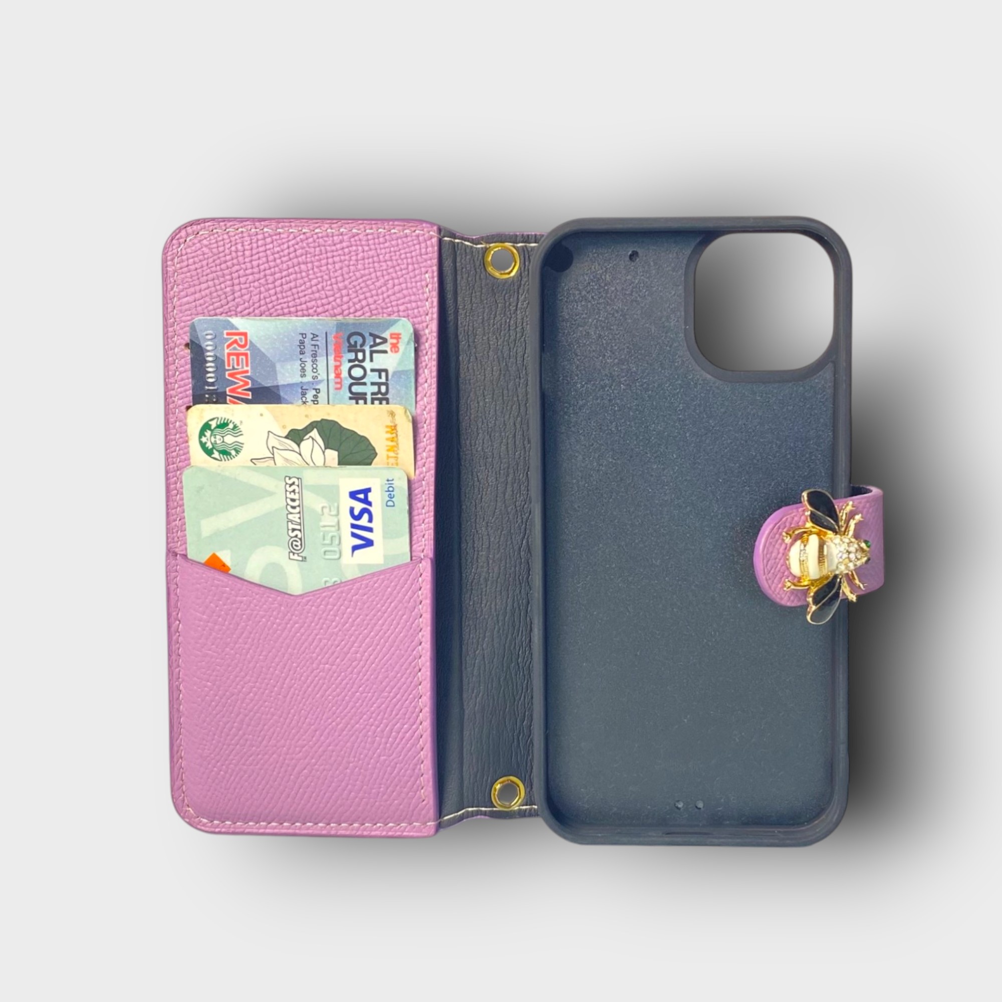 LS0925 - Bao da thủ công viền đen Flip cài charm ong kèm dây đeo - Epsom - E22 Tím nhạt - 13