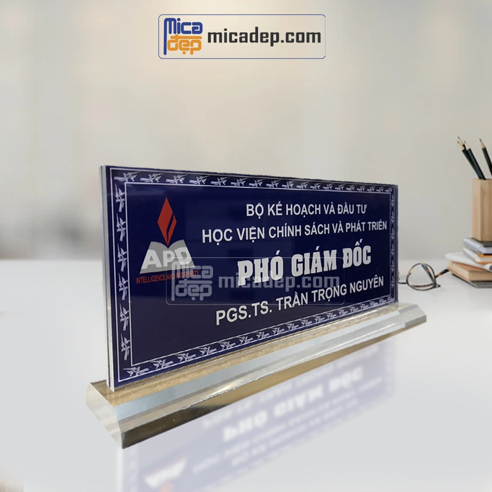 Biển chức danh mica với biển chức danh gỗ: Lựa chọn nào phù hợp nhất?