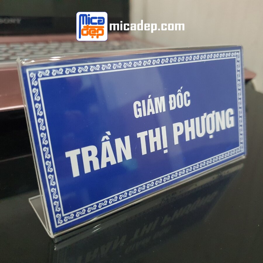 Kệ mica chức danh thiết kế tinh tế