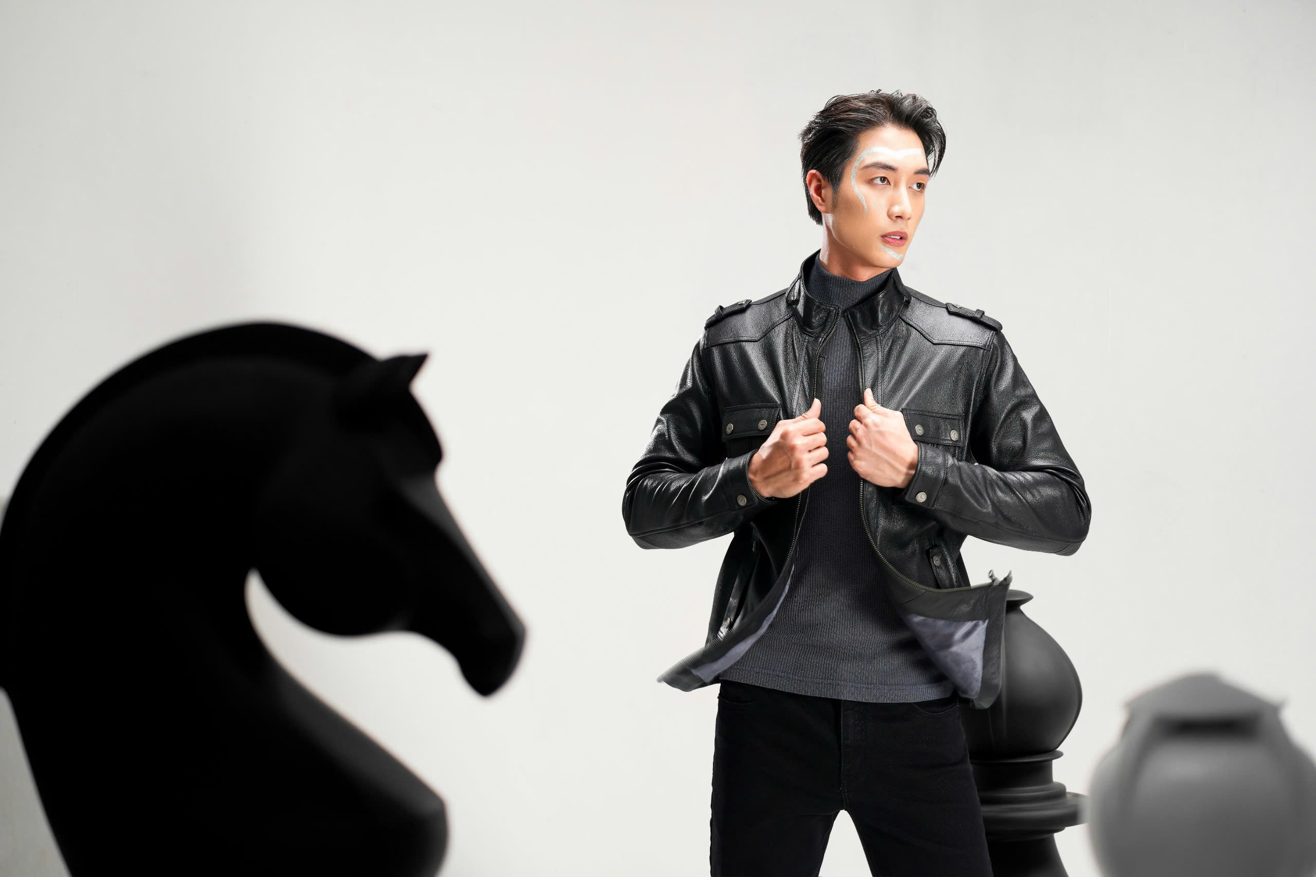 The-Horse-Armor-Giap-cua-nguoi-di-duong-dai-1.jpg