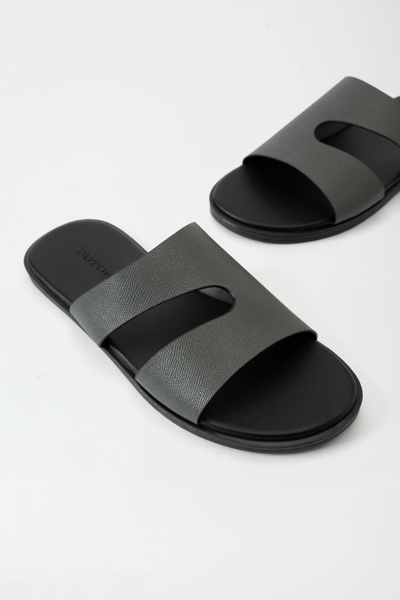 Noble S Cut-out Slippers - Grey