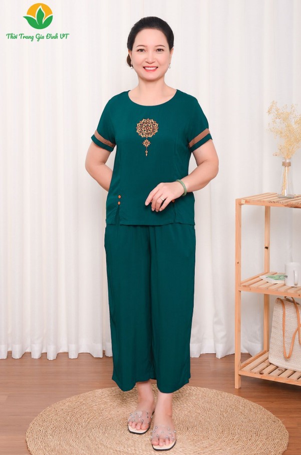 20-Cach-chon-do-thoi-trang-tuoi-50-60-giup-quy-ba-tre-ra-10-tuoi-1.jpg