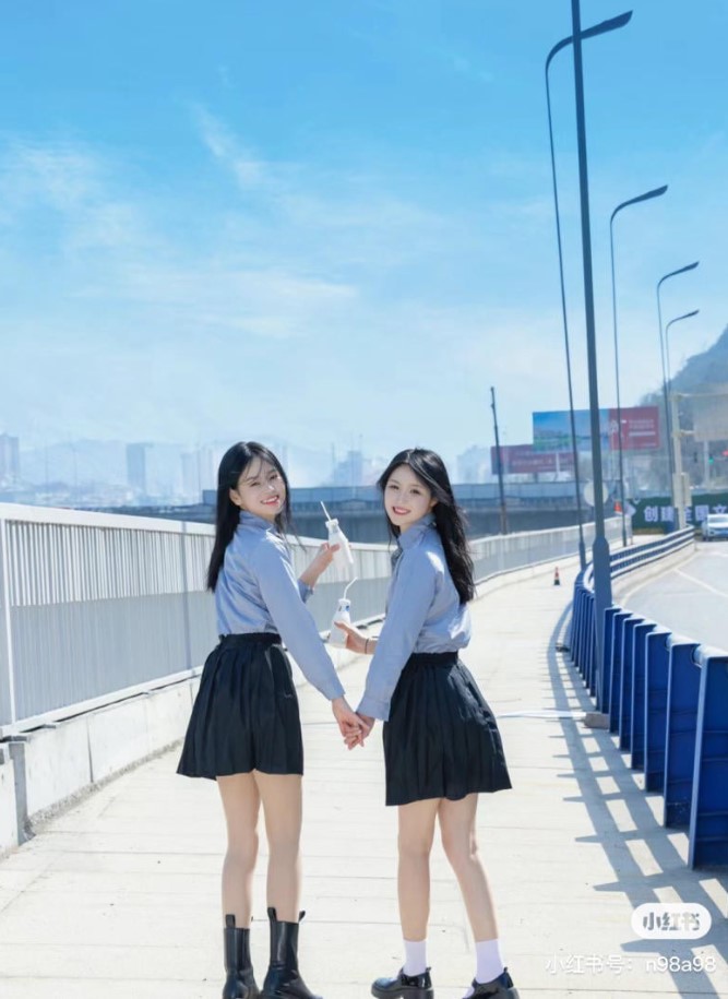 30-cach-tao-dang-chup-anh-2-nguoi-nu-dep-tu-nhien-va-an-tuong_tao-dang-chup-anh-2-nguoi-nu-8.jpg